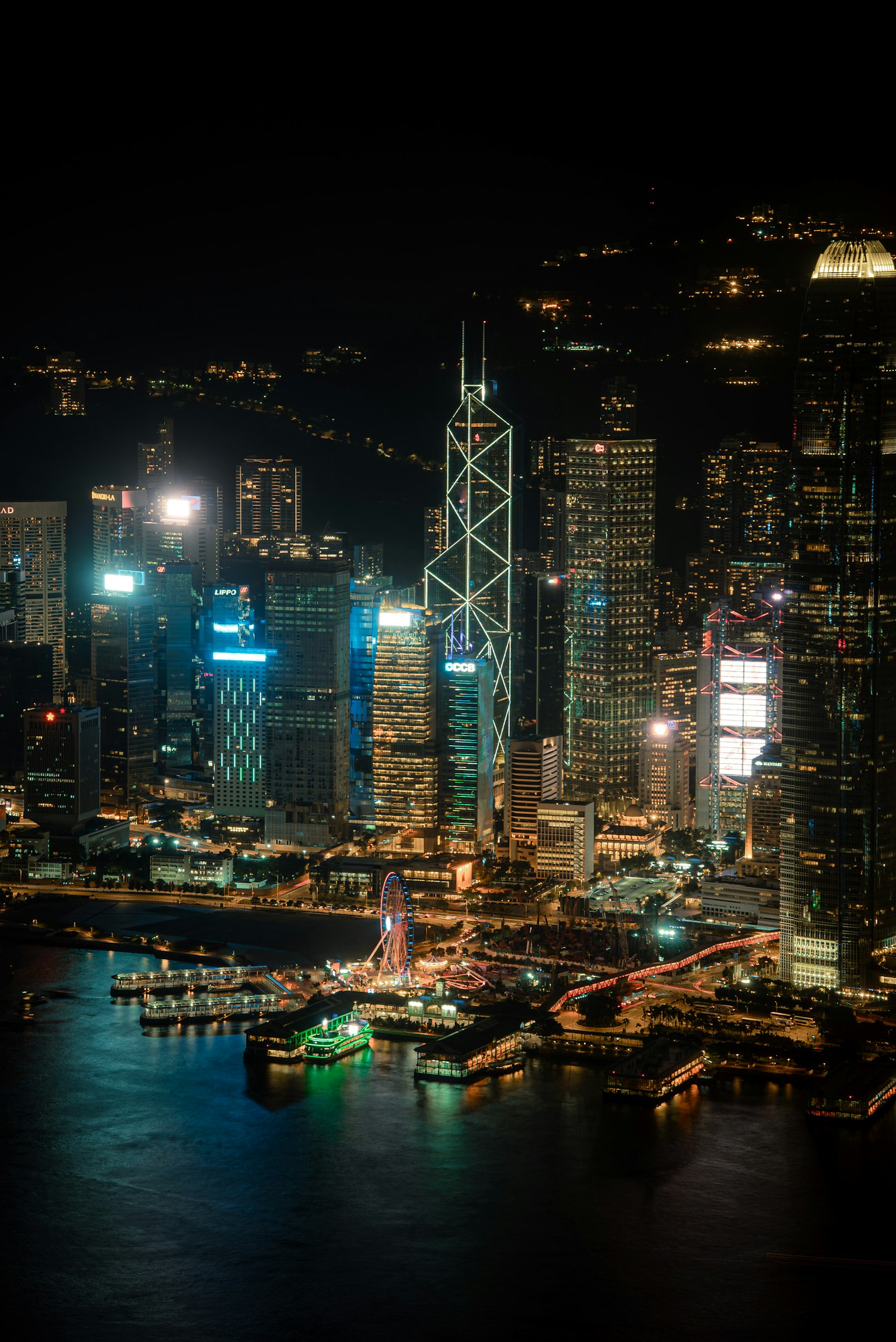 Vue magnifique de la skyline de Hong Kong et du port la nuit