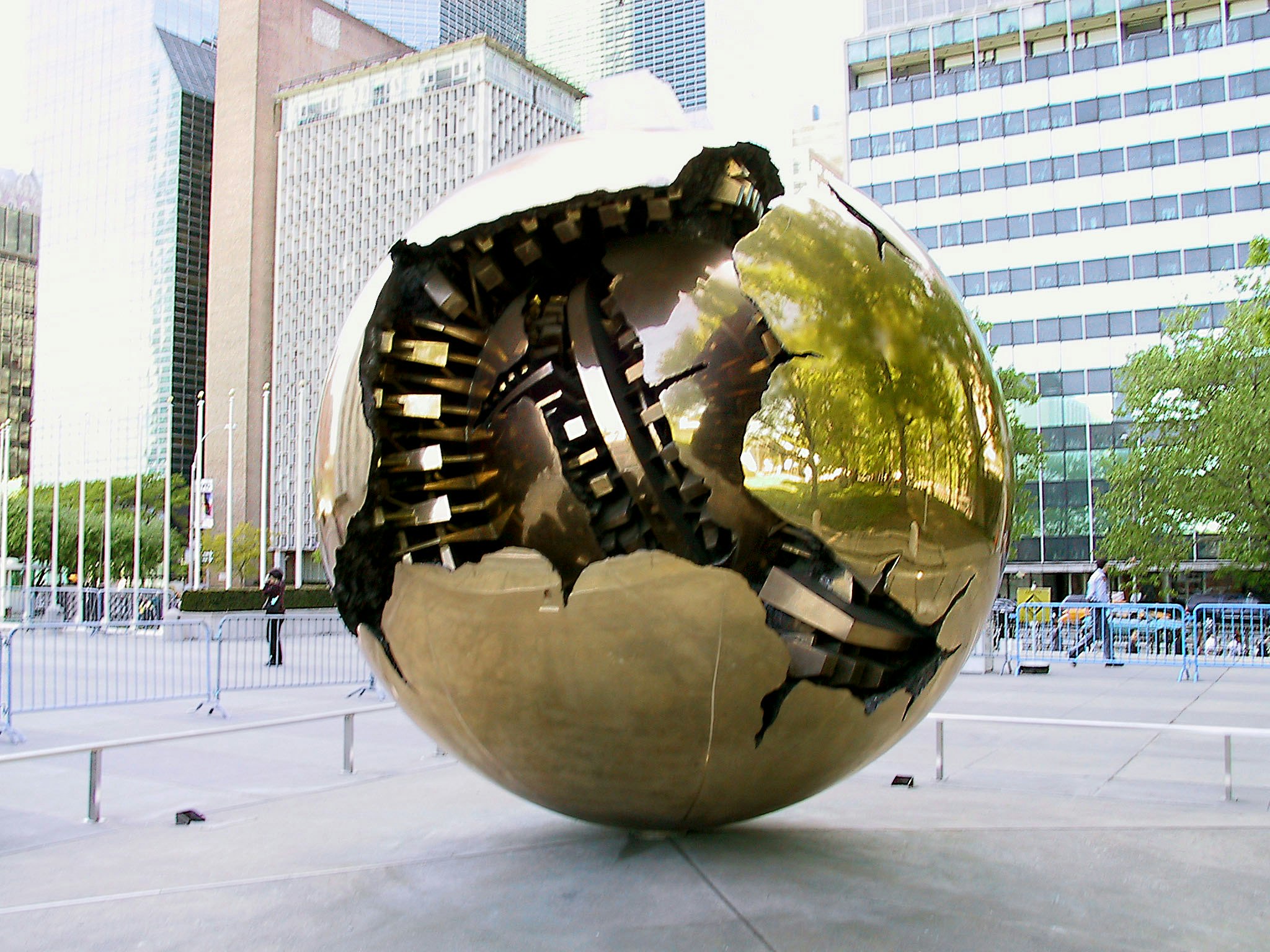 sculpture artistique sphérique géante dans une place urbaine
