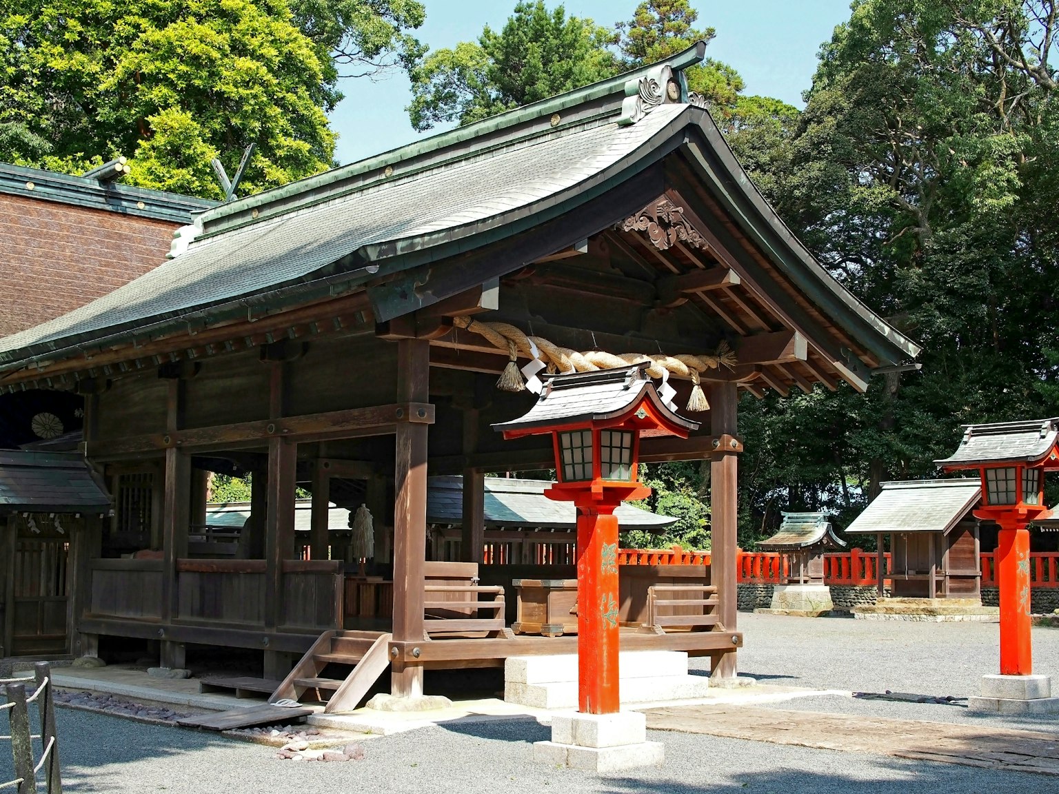 木製神社和寧靜環境中的紅色鳥居
