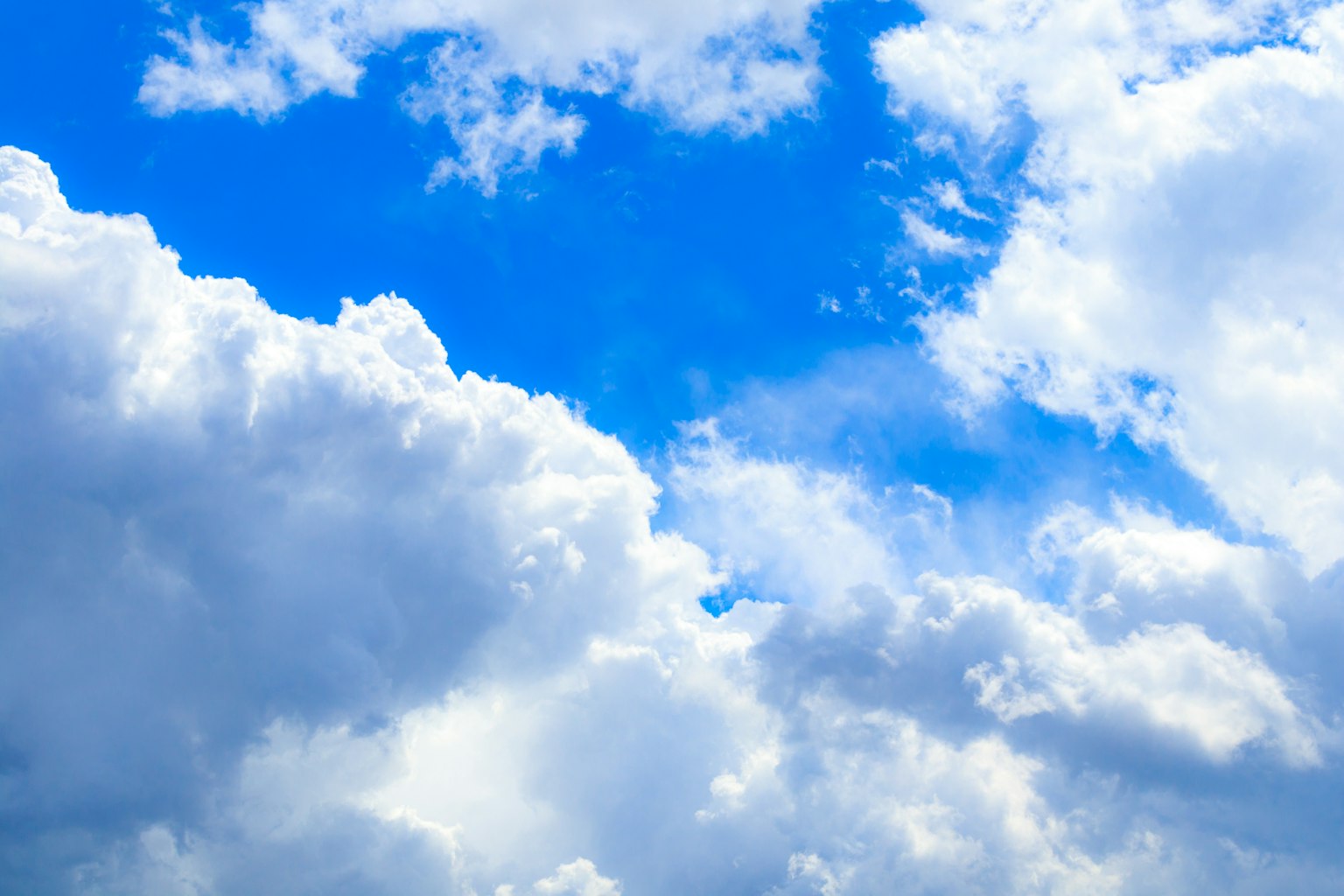 Magnifique paysage de nuages blancs flottant dans un ciel bleu