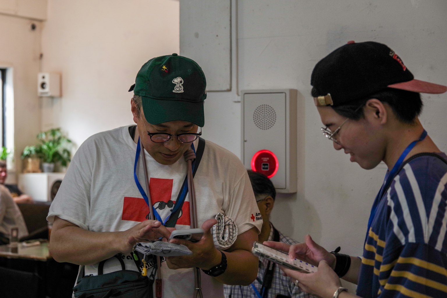 Dos hombres tomando notas en un café informal