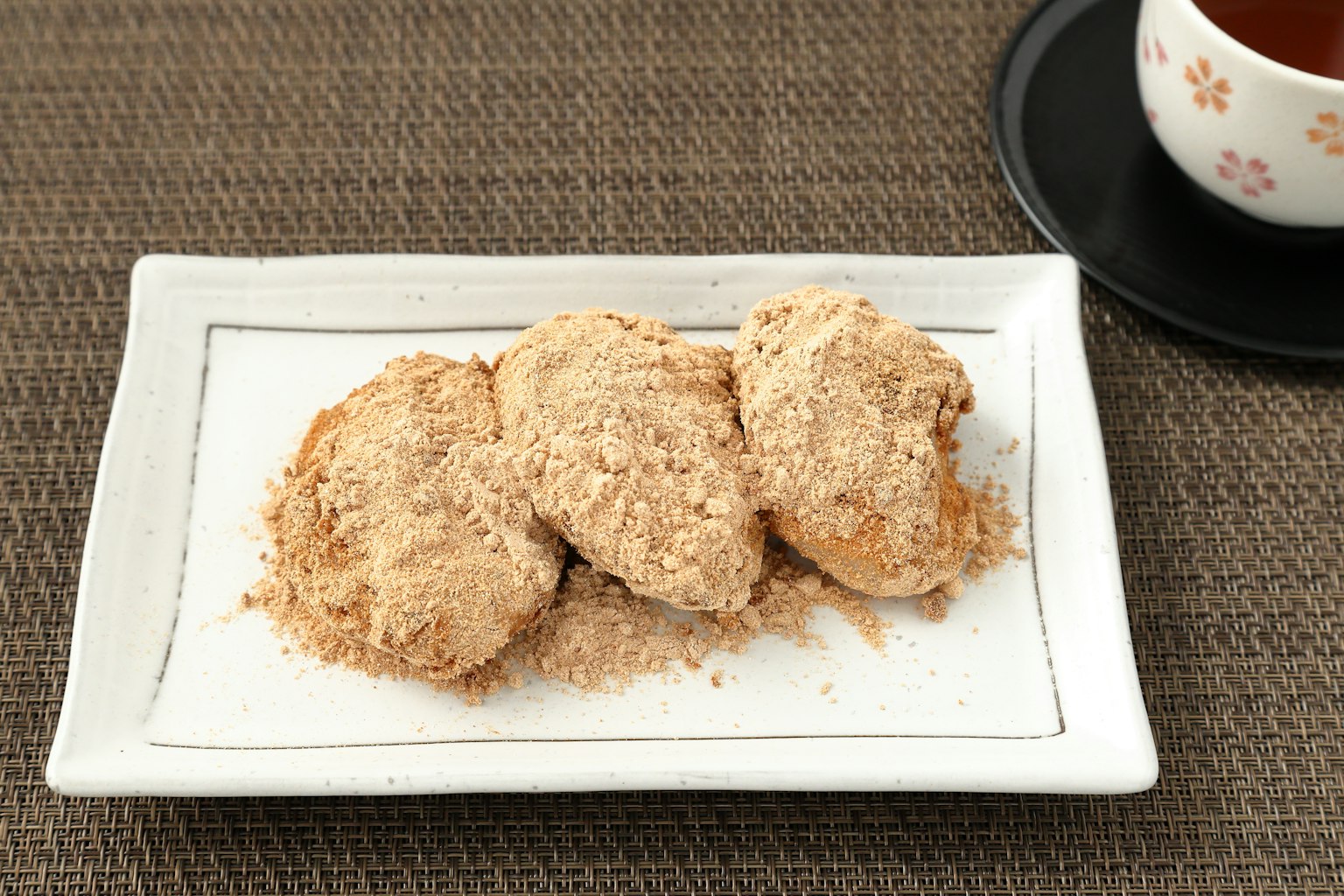 Piatto di dolci giapponesi ricoperti di farina di soia