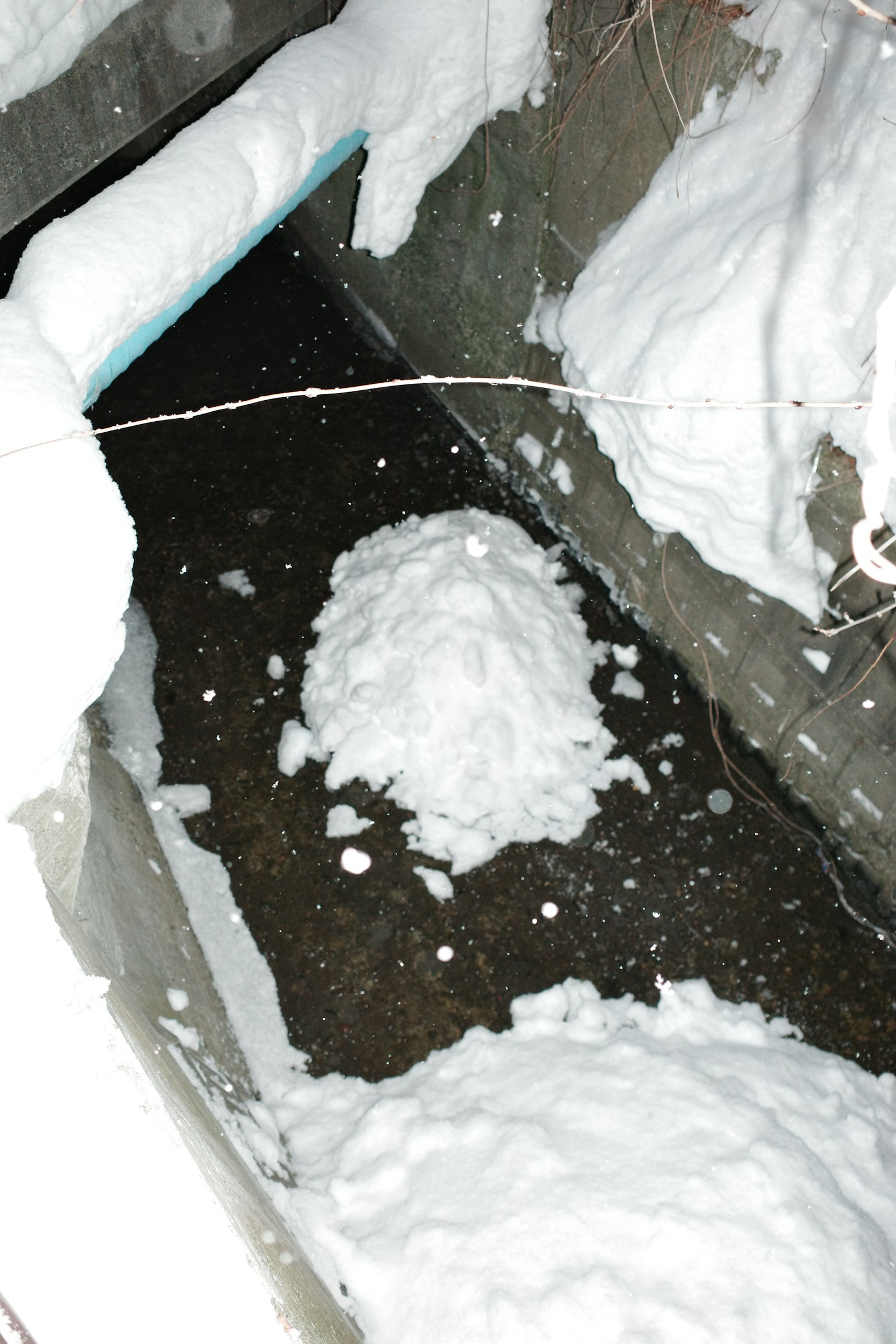 被雪覆盖的小溪和雪堆的雪景