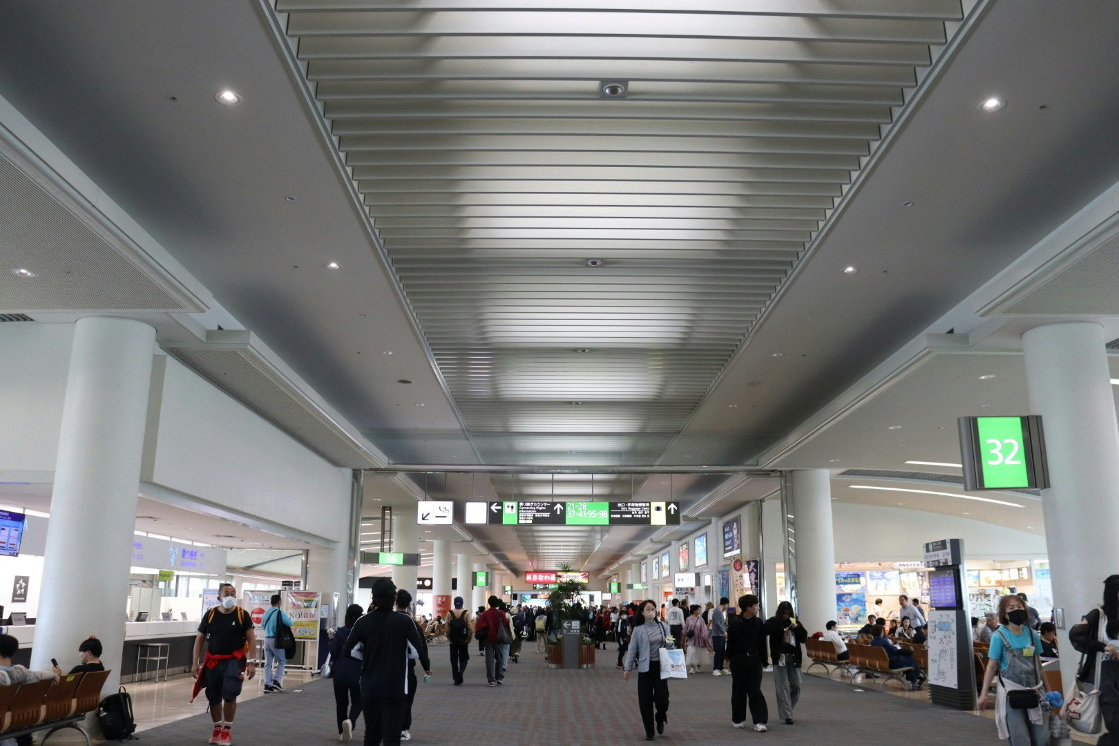 空港の搭乗口の広い待合通路の風景