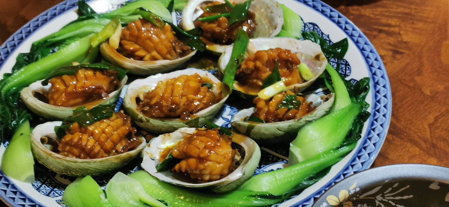 Une assiette de plat de coquillages délicieux garni de légumes frais