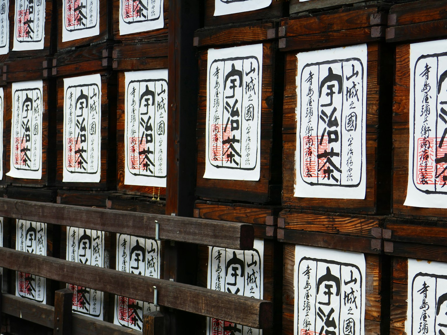 木箱上貼著的白紙展示著日本漢字