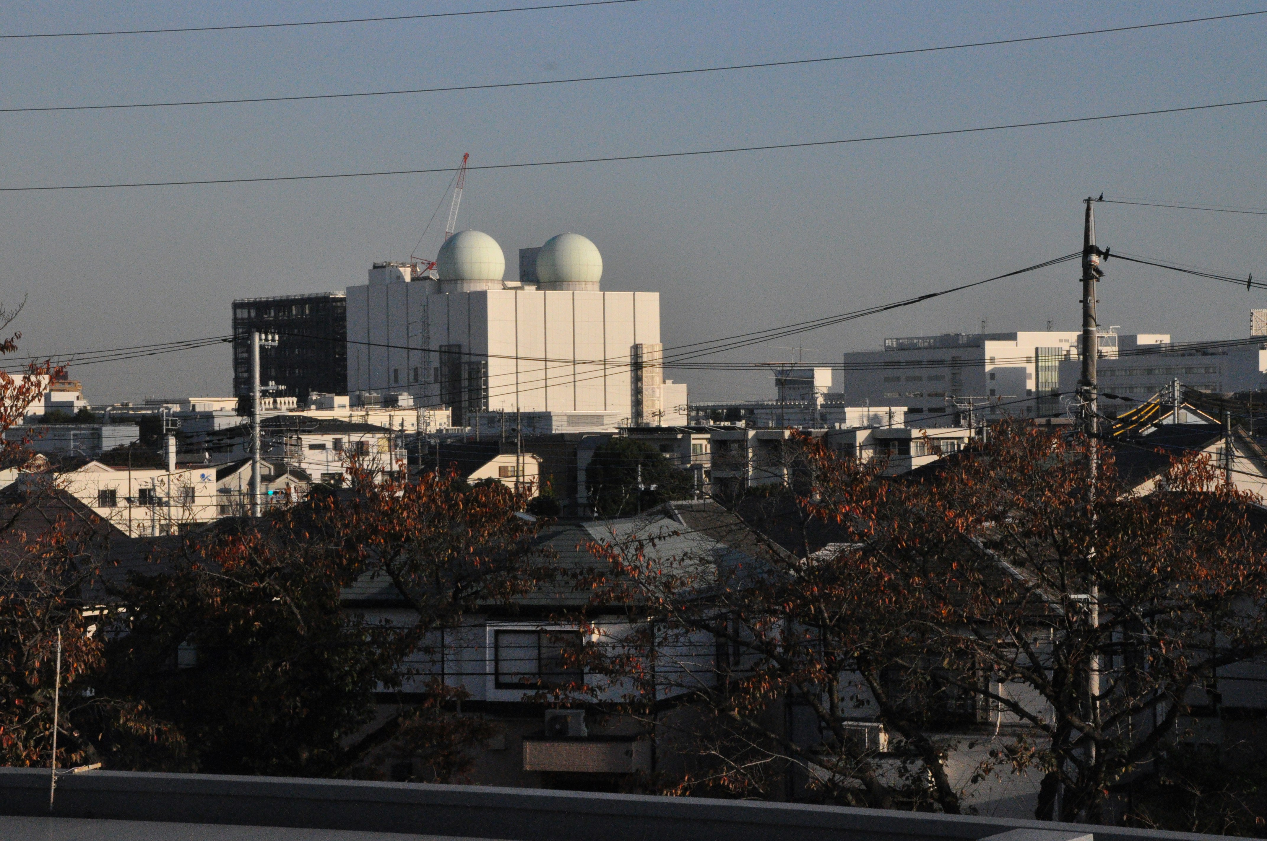 panorama urbano al crepuscolo con ciminiere di fabbrica visibili