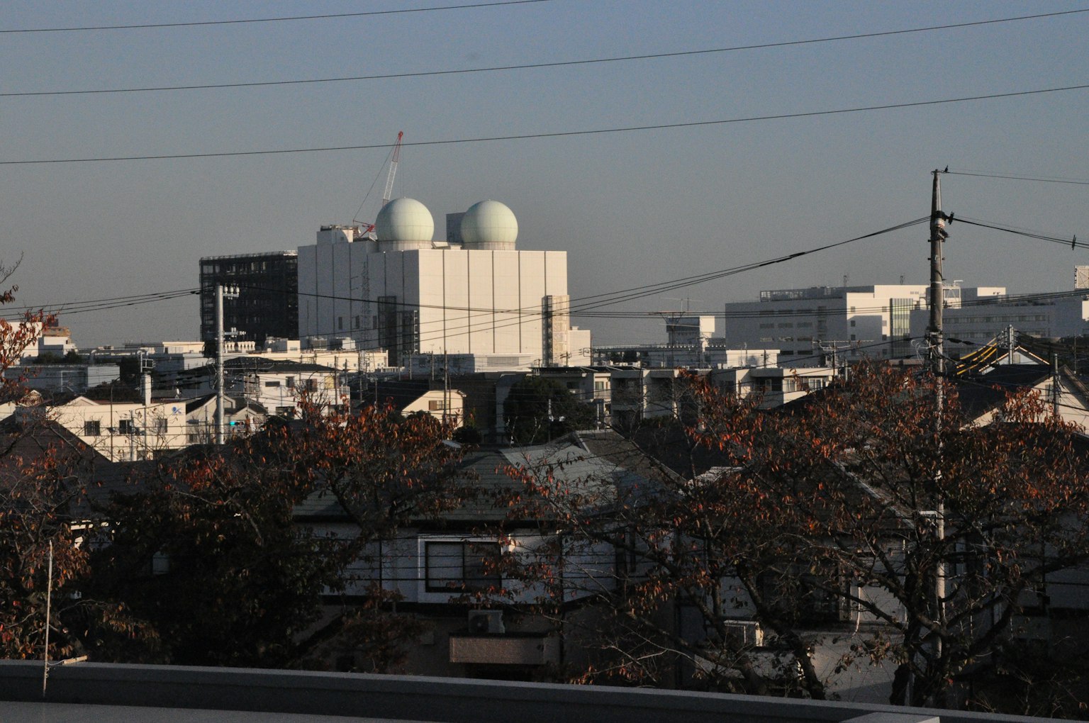 城市風景，背景有建築物和球形結構