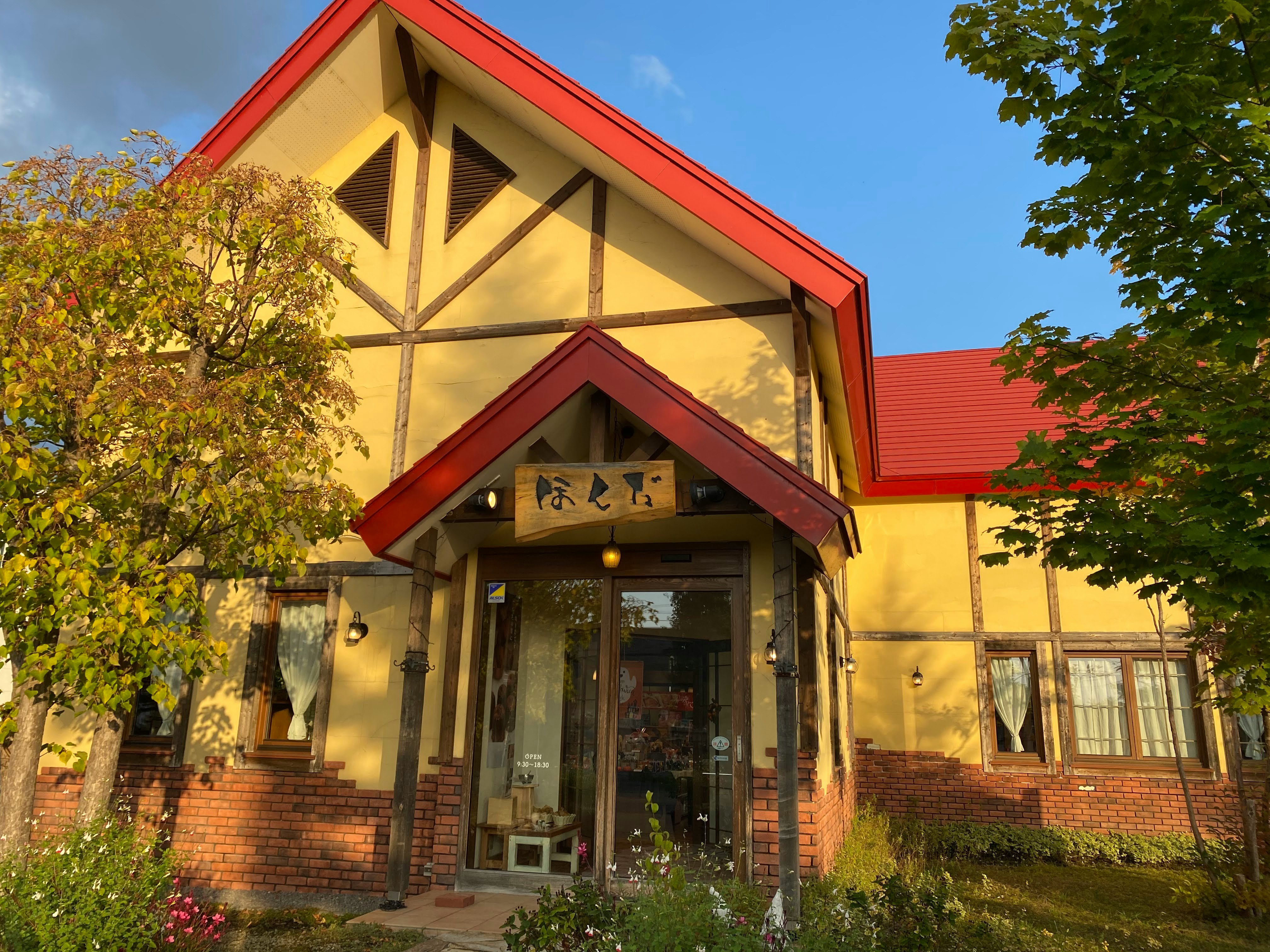 赤い屋根の木組み風建物の玄関前