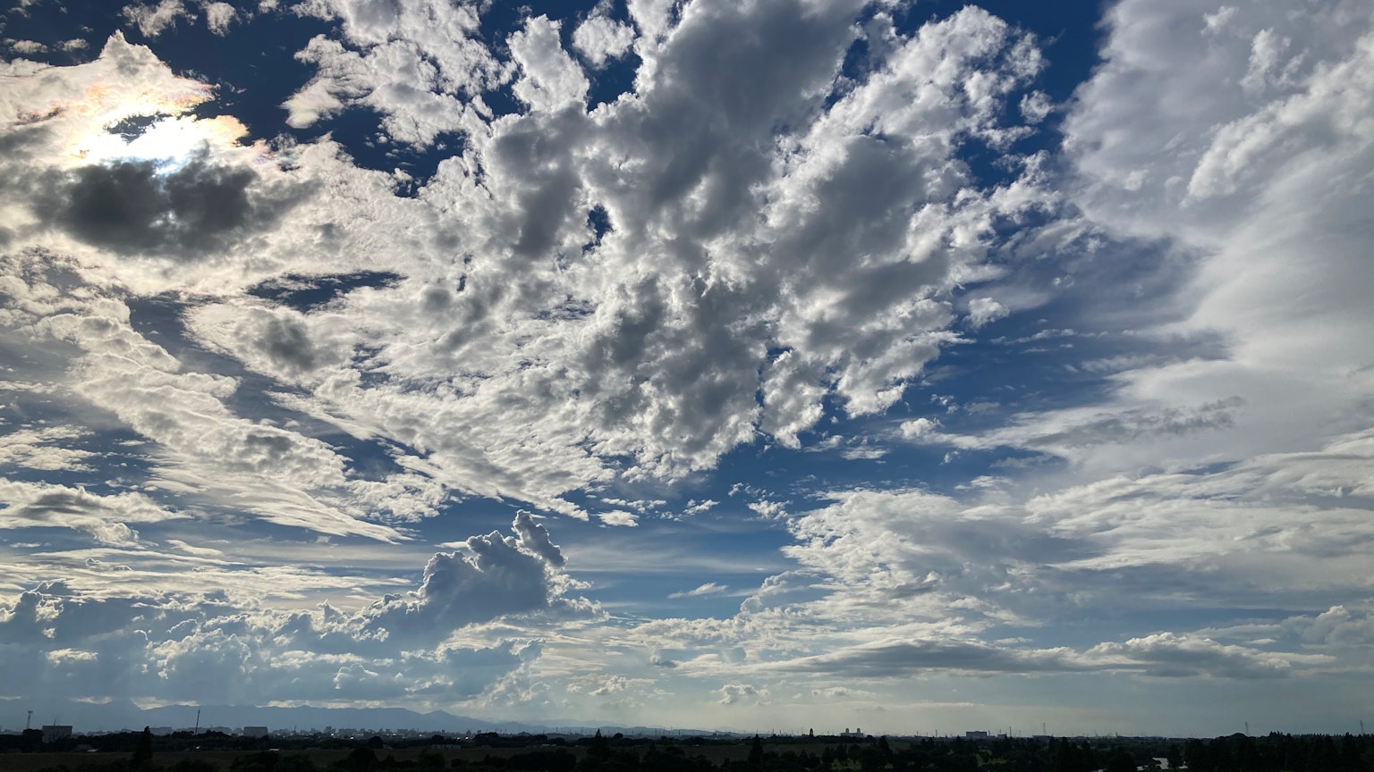 Beaux motifs de nuages dans un ciel bleu