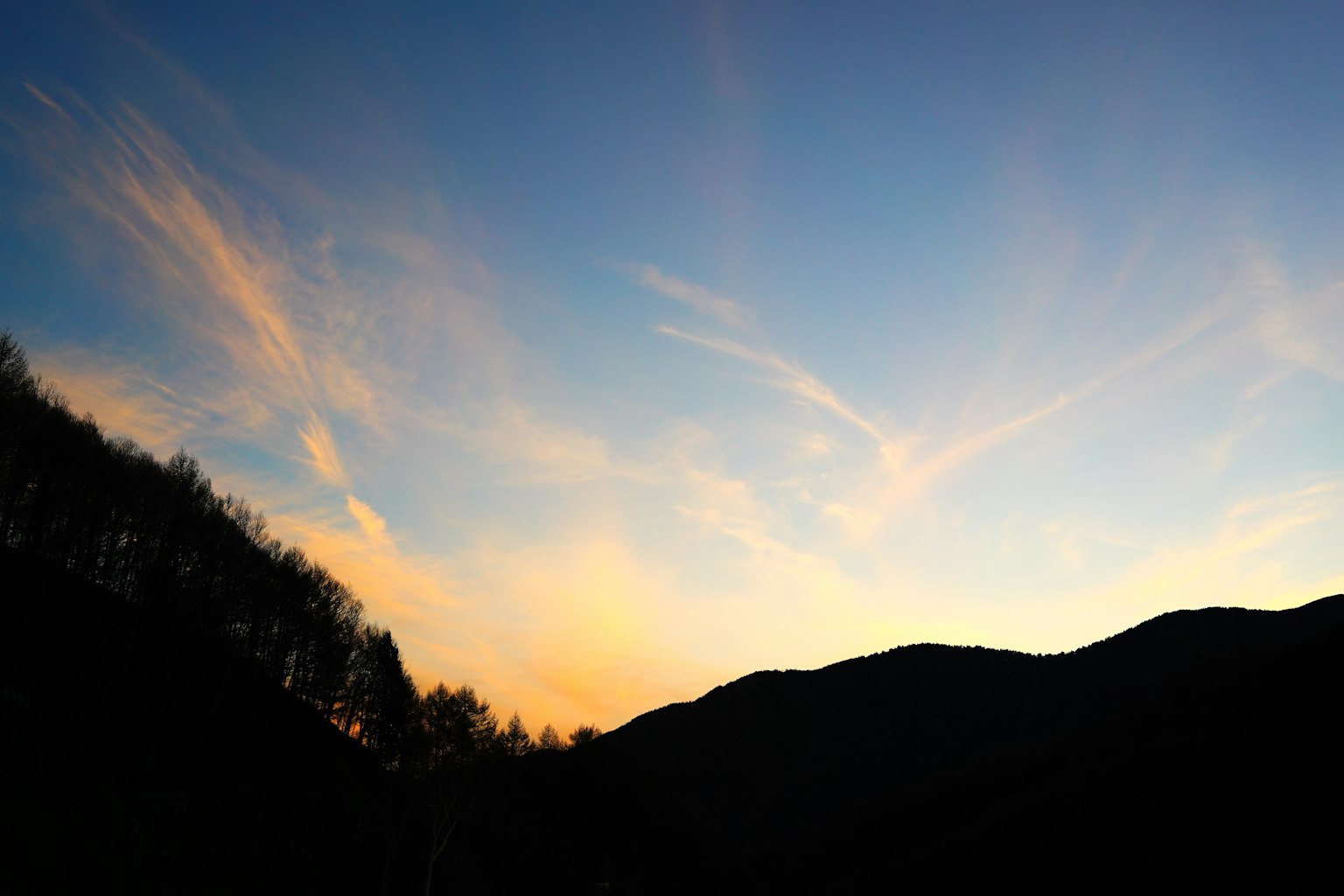 Schöne Landschaft mit Dämmerung blauen Himmel und Wolkensilhouetten
