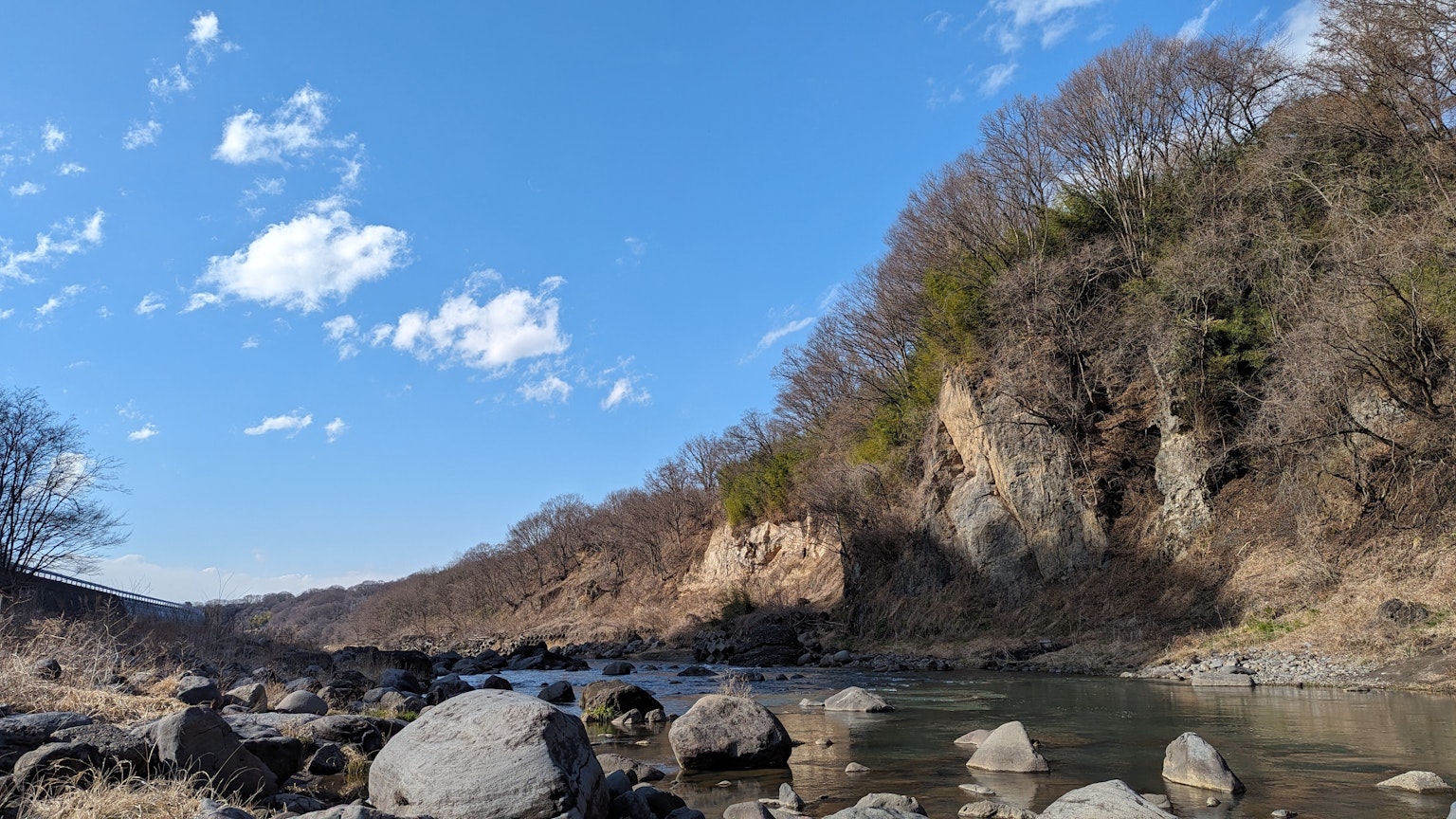 河流和岩石的風景 藍天和白雲