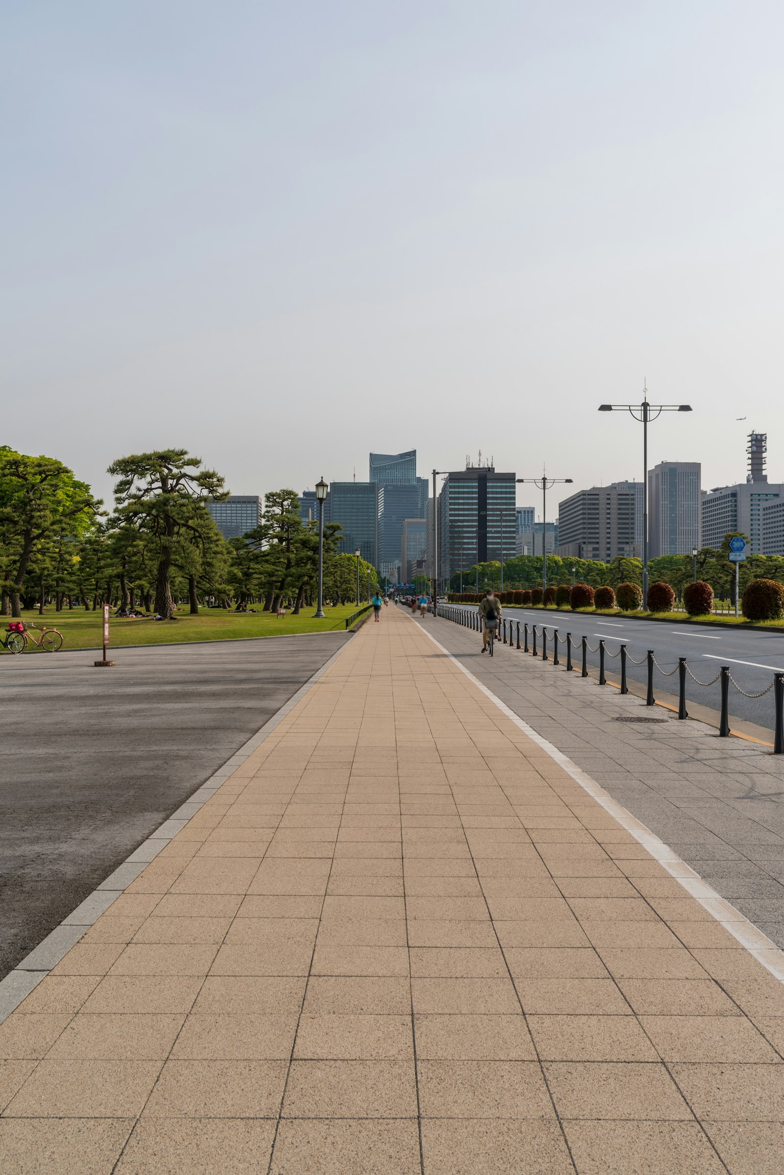 Amplio paseo que conduce hacia el horizonte de la ciudad
