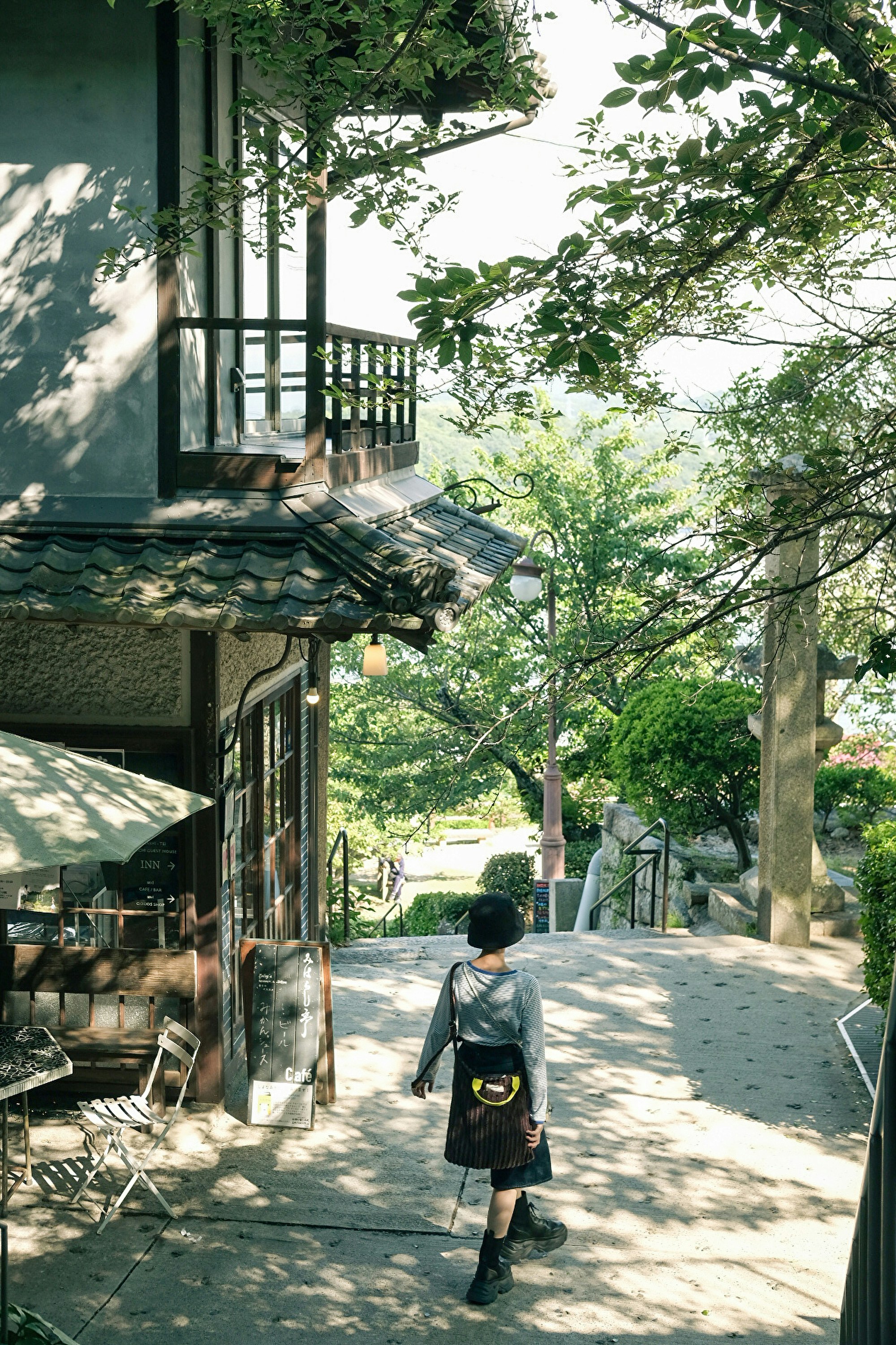 Miharashitei trên sườn đồi ở Onomichi, con hẻm xanh với ánh nắng xuyên qua tán lá