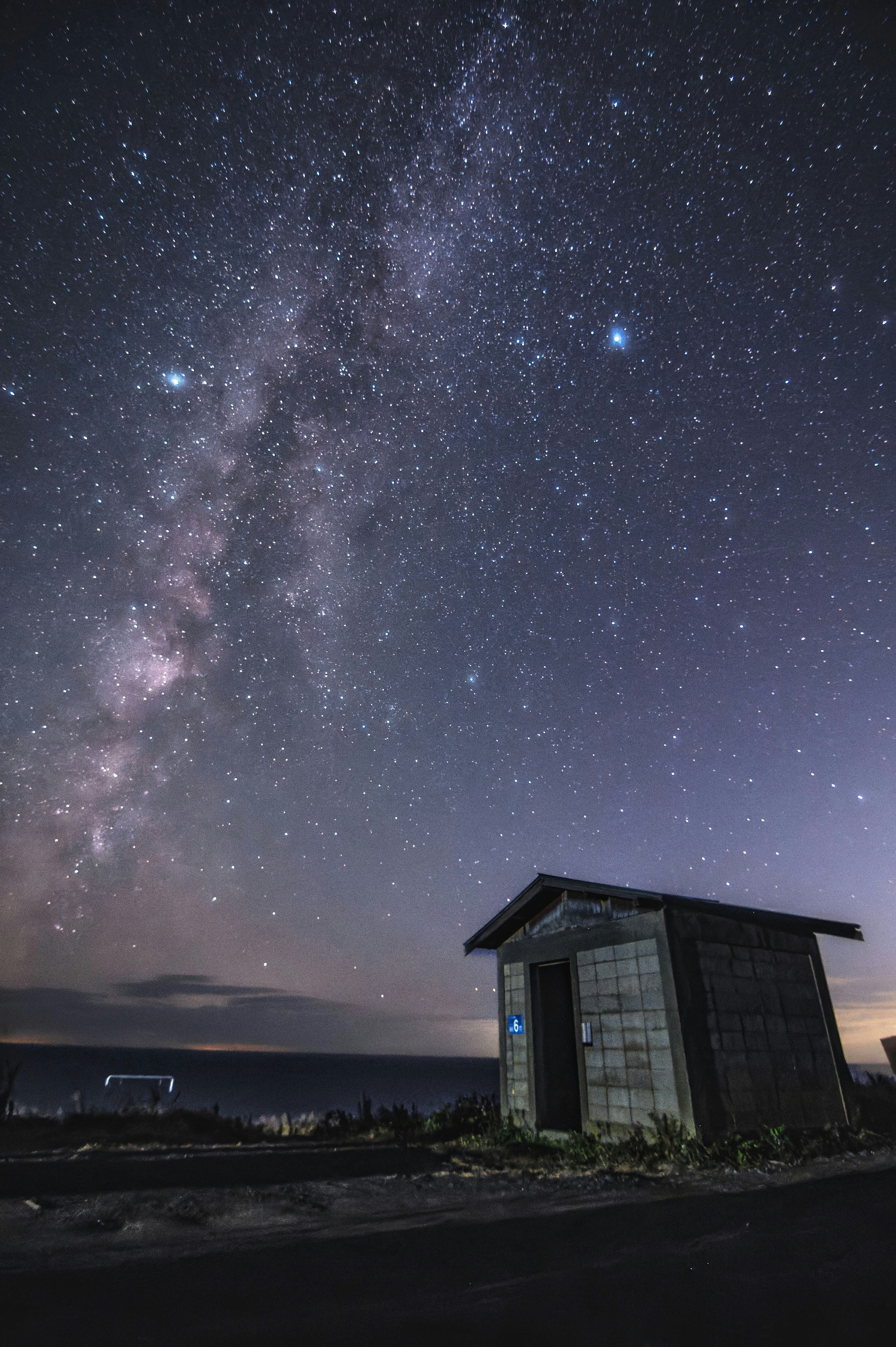 废弃车站建筑与秋季银河的夜空