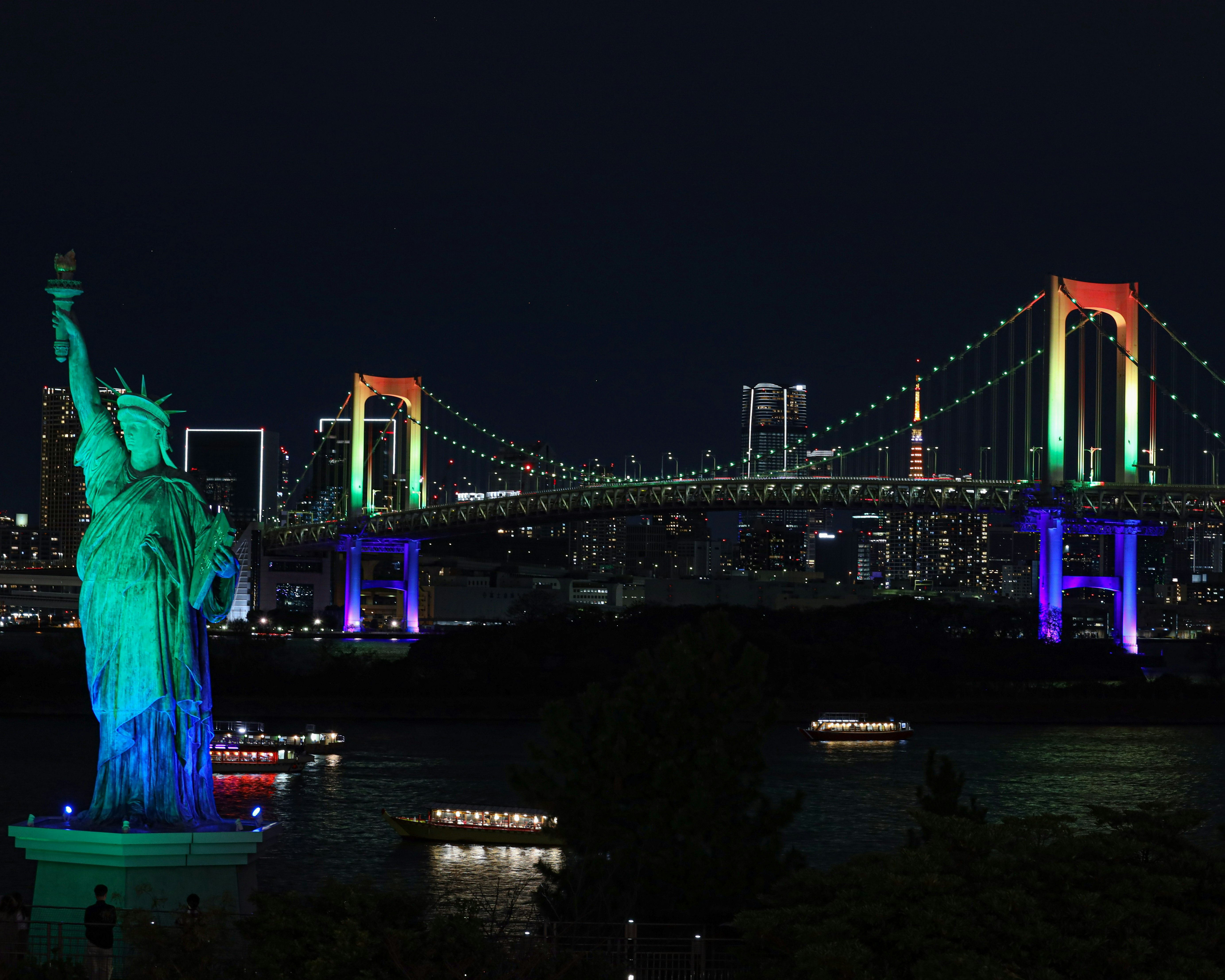レインボーブリッジと自由の女神の夜景