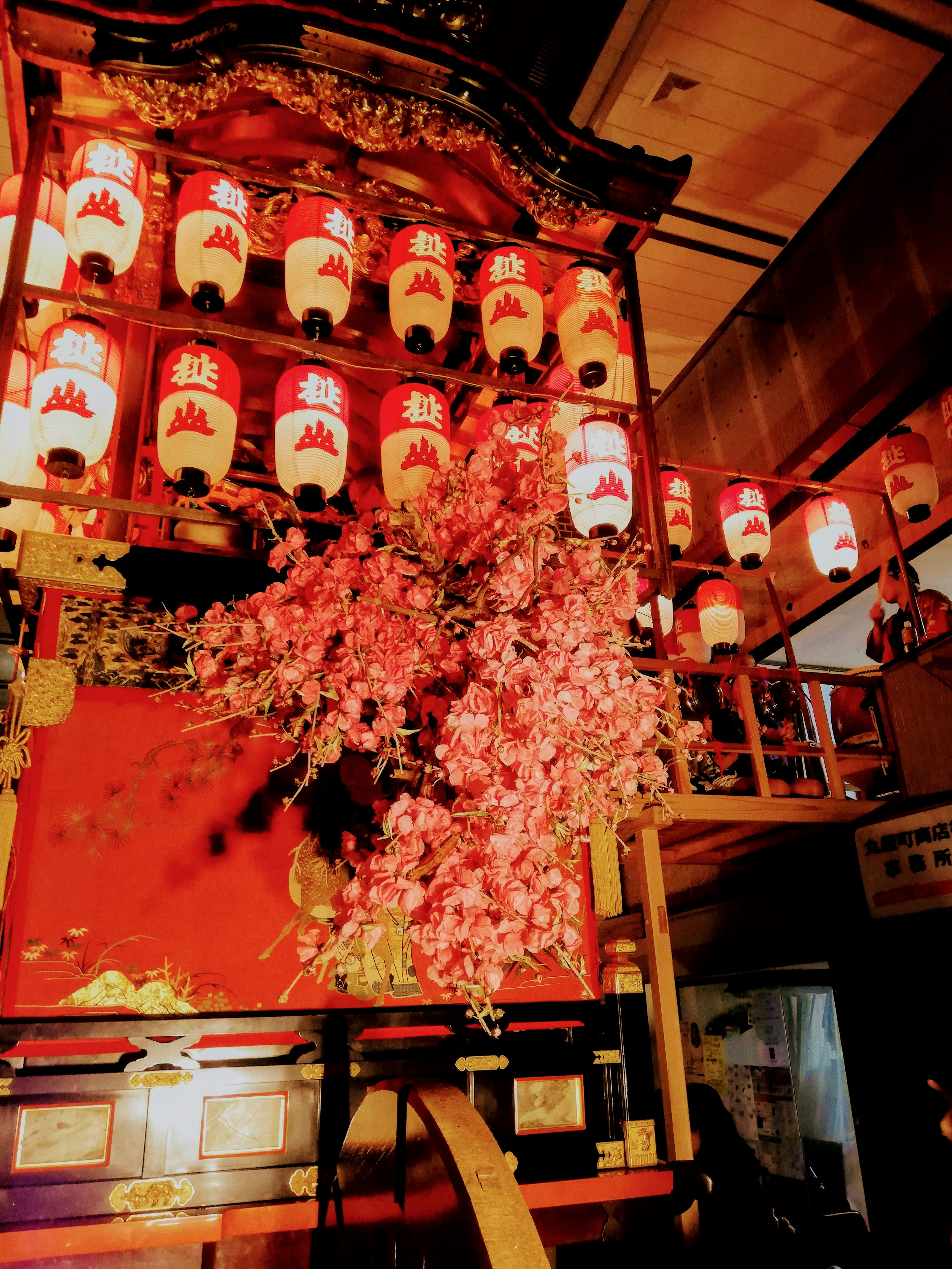 ชายคารถขบวนเทศกาล Ōtsu ตกแต่งด้วยโคมไฟและดอกซากุระ