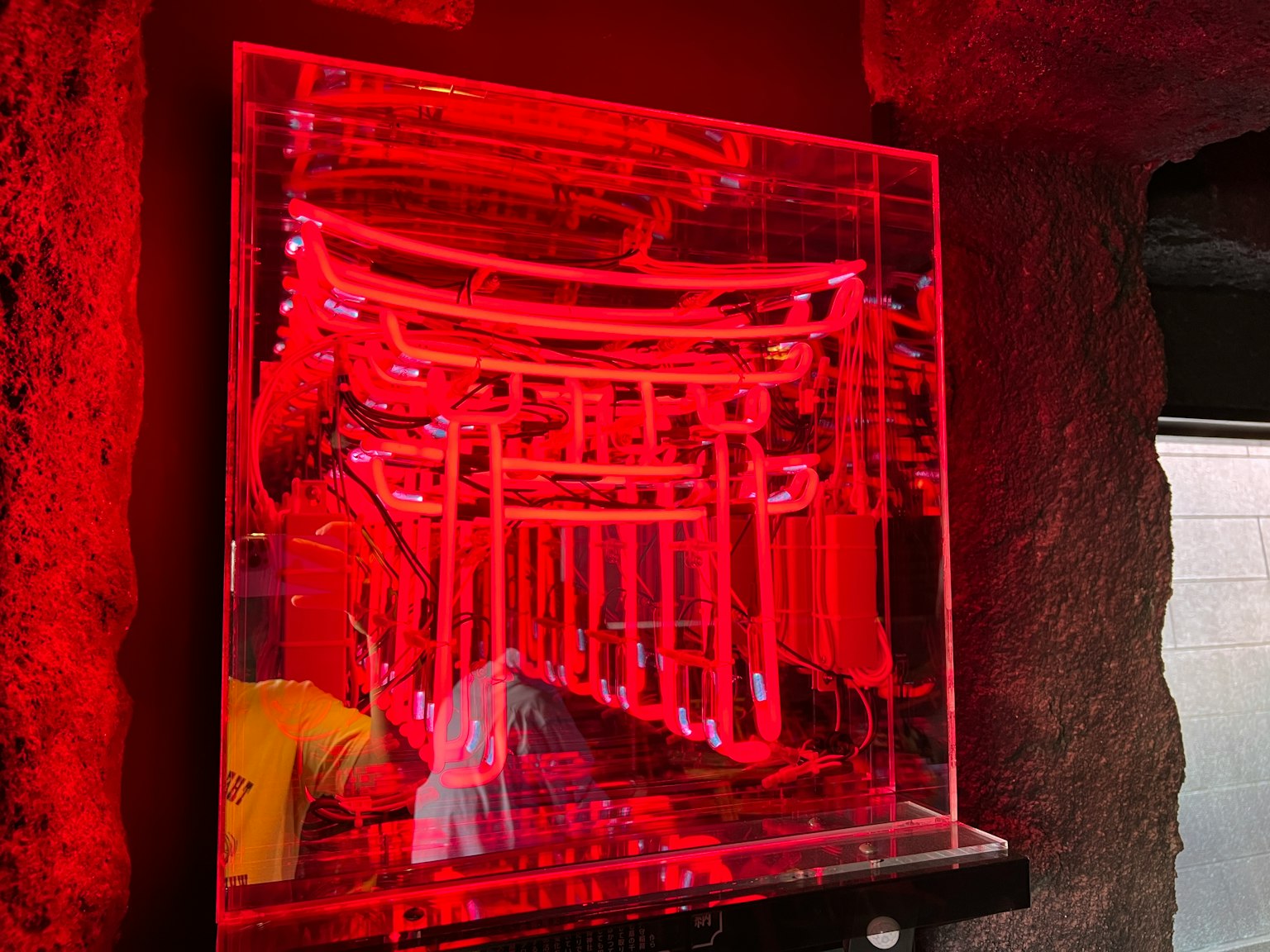 Seni neon gerbang torii yang diterangi merah