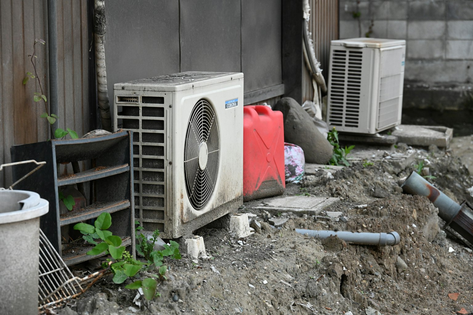 야외 장면에 에어컨 유닛과 잔해가 있음