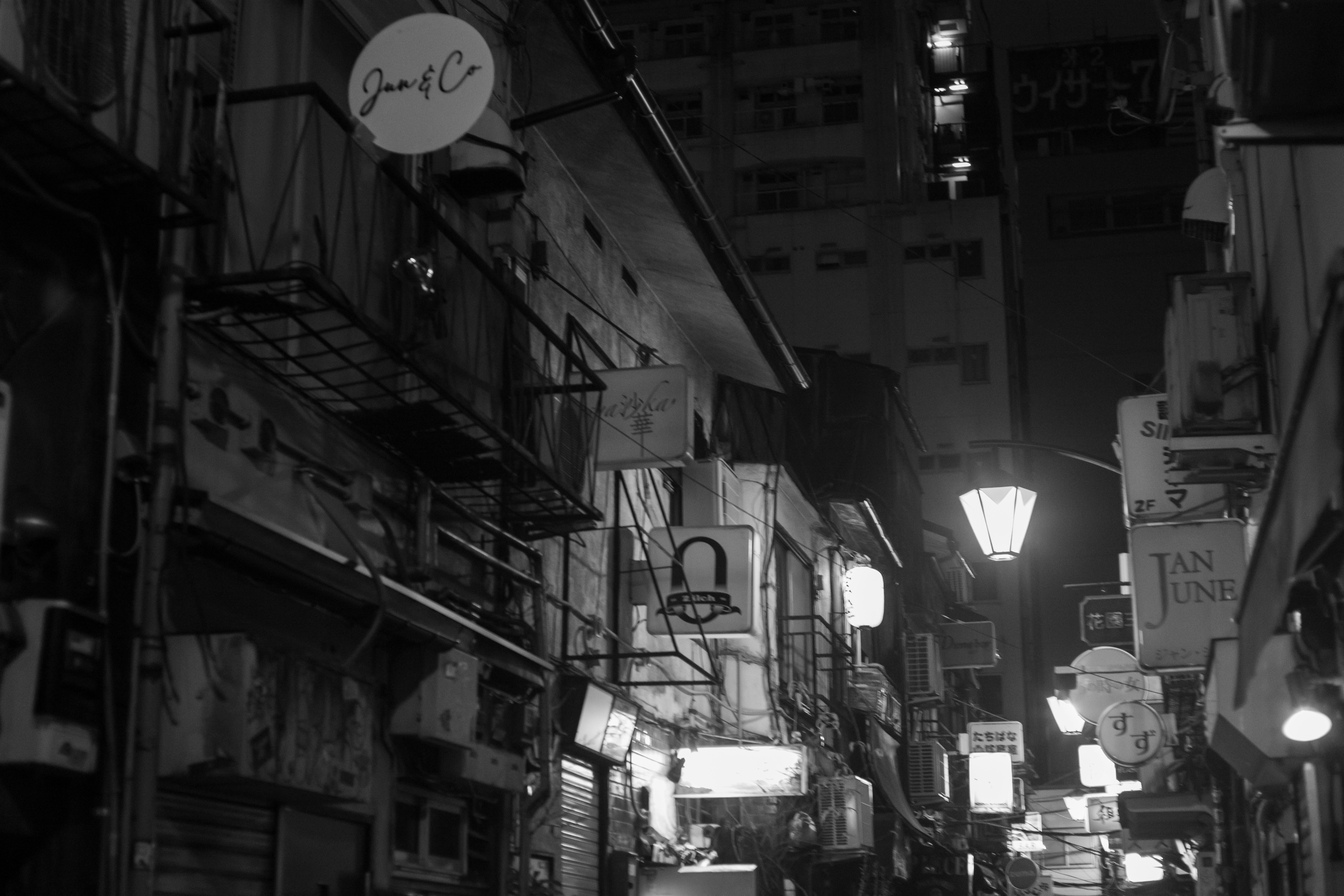 夜晚狭窄小巷的招牌与路灯