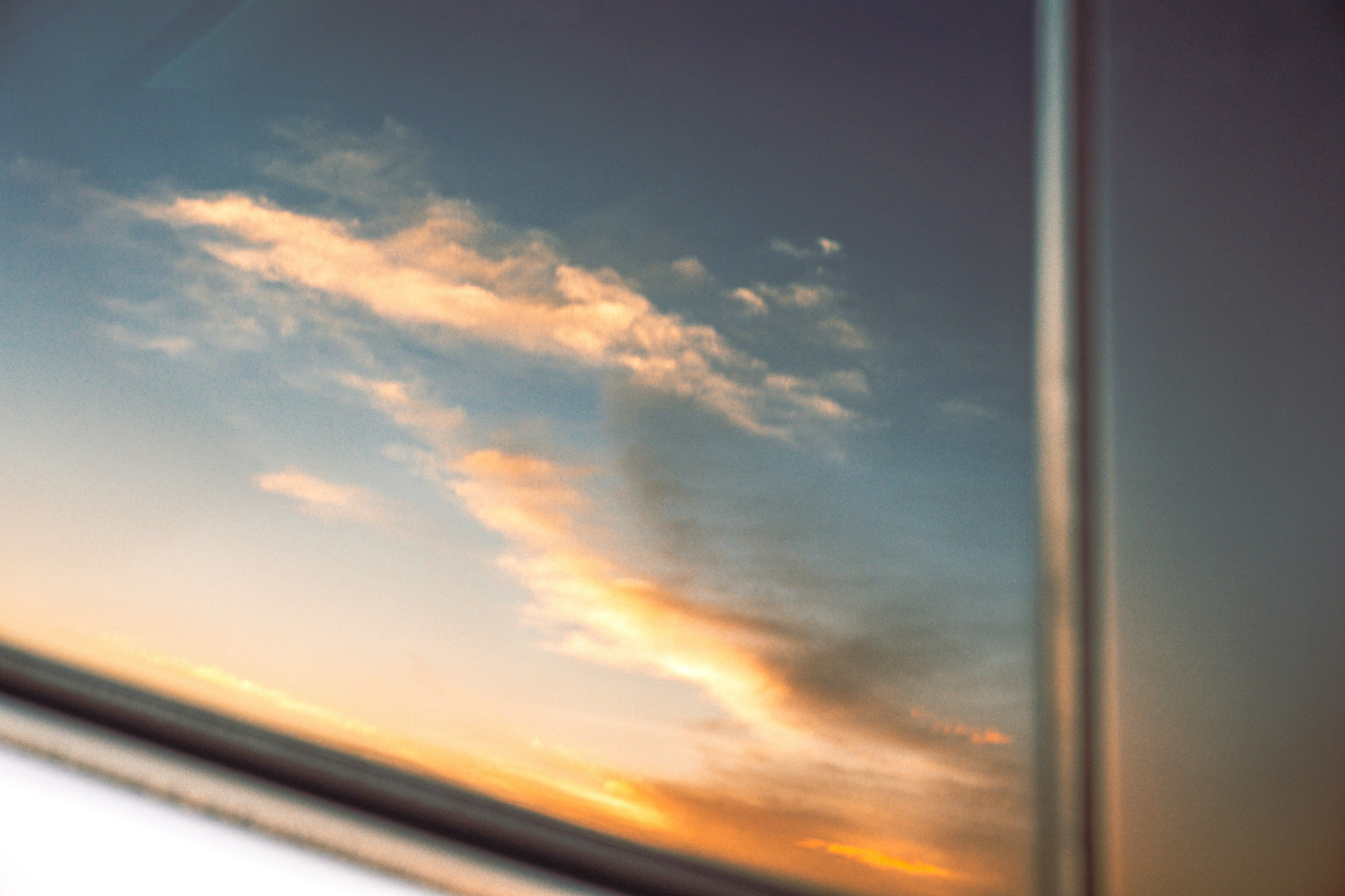 窓越しに見える夕焼けの空