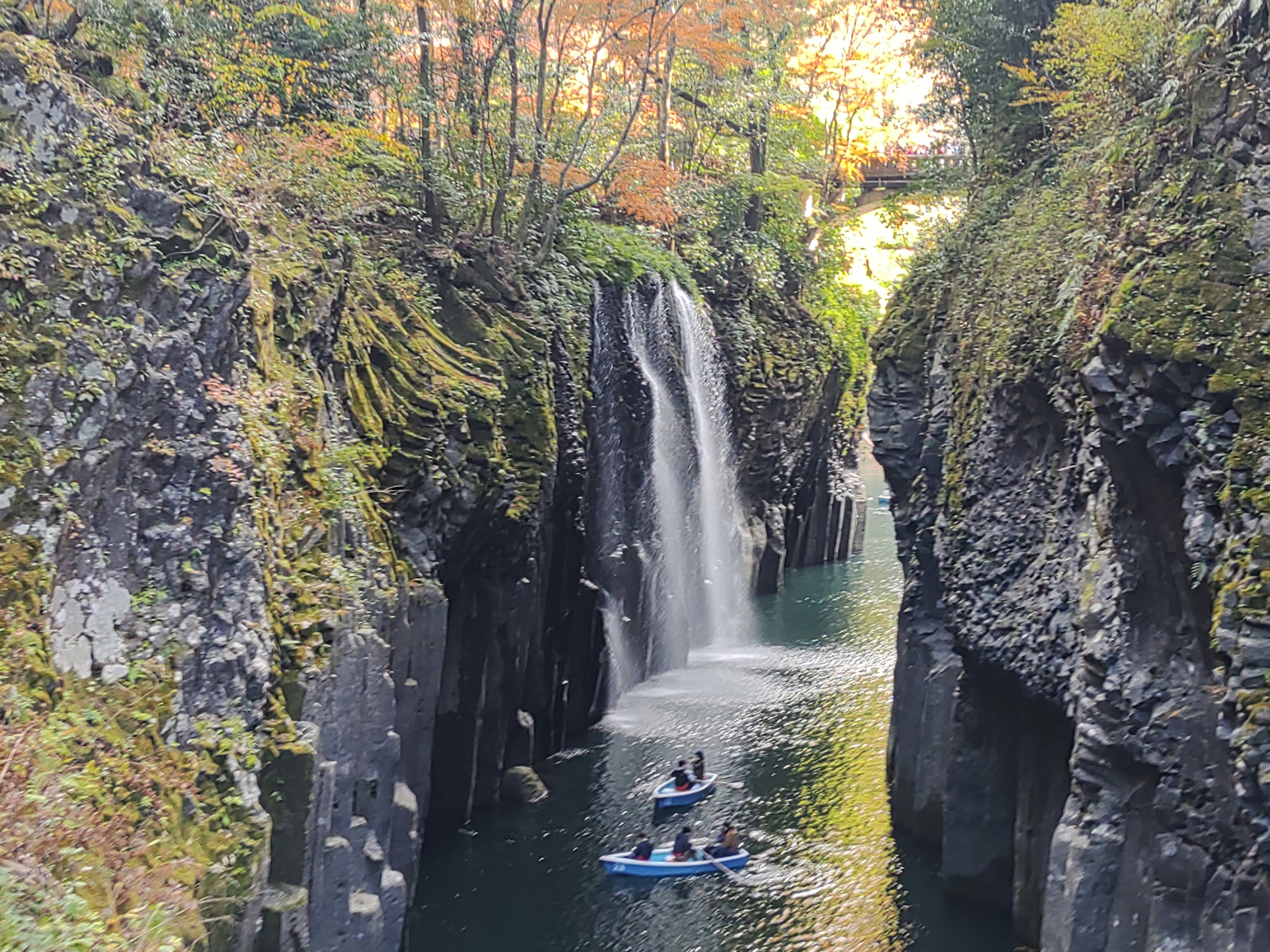 渓谷の断崖に囲まれた高千穂峡の滝と舟