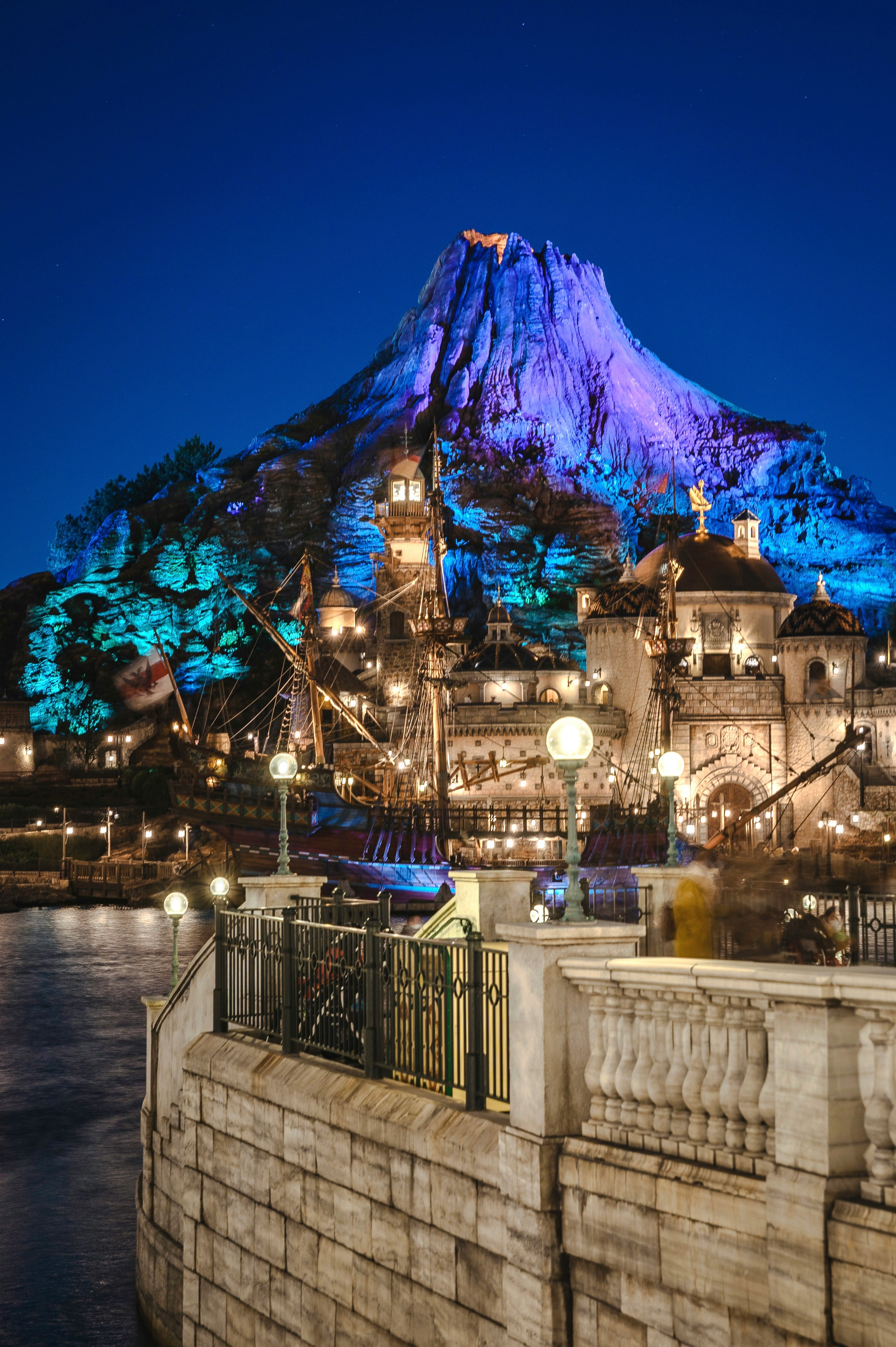 迪士尼城堡与水边夜景