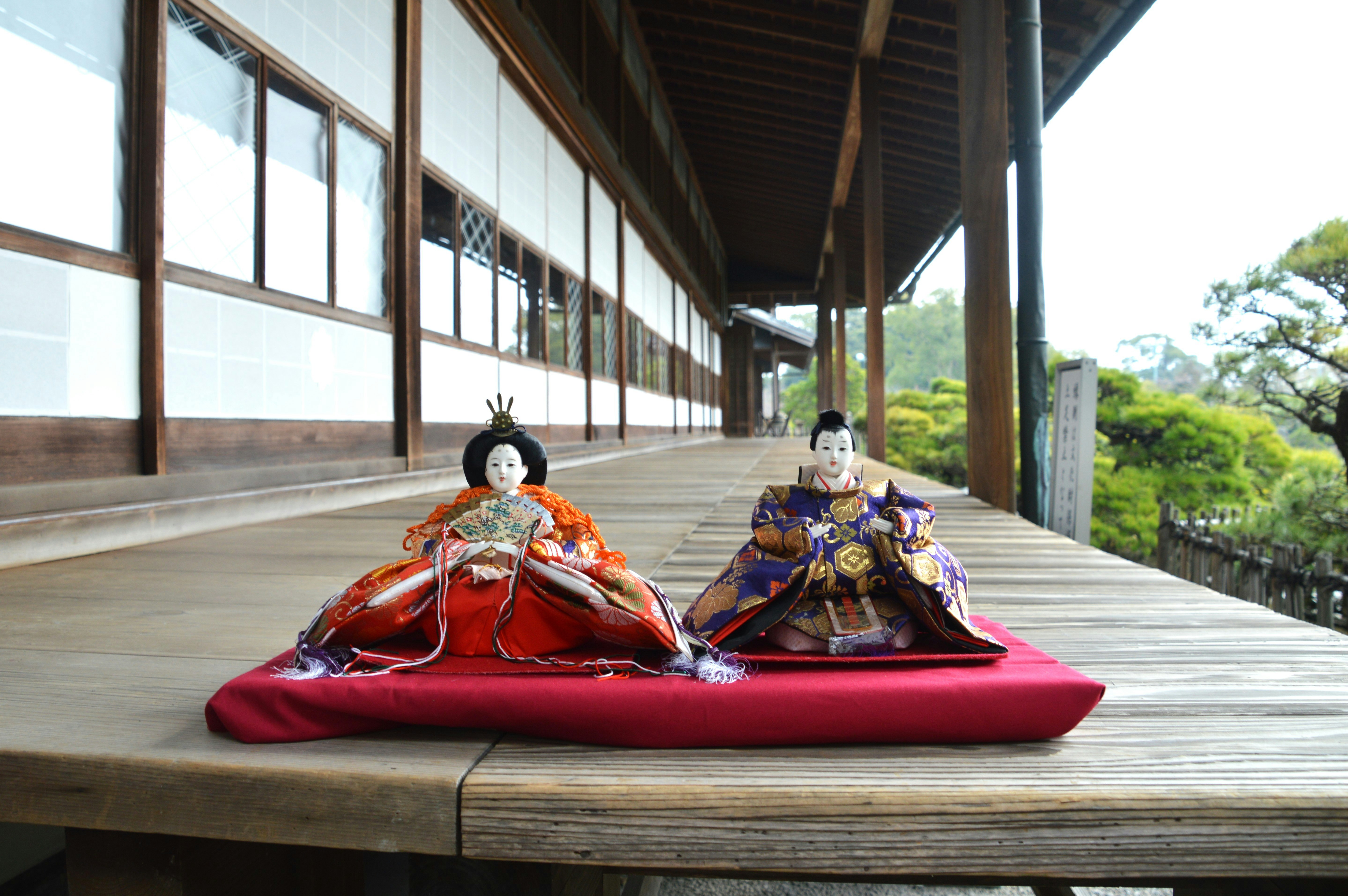 Boneka hina untuk Yanagawa Hinamatsuri di lantai beranda
