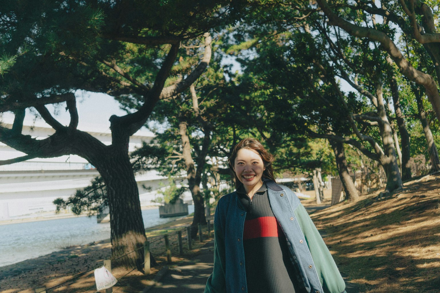 在树木间微笑的女性