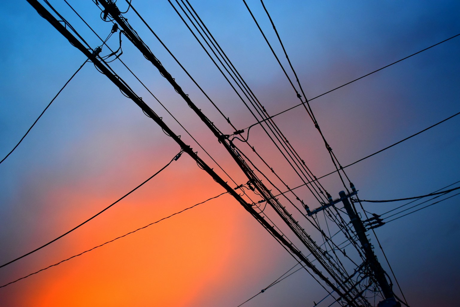 夕焼けの空に映える電線のシルエット