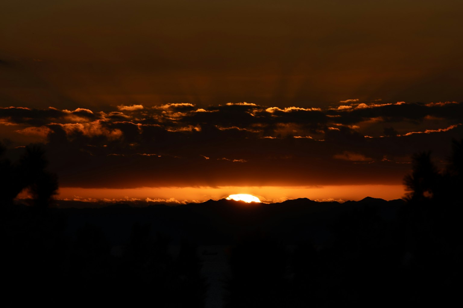 Bellissimo tramonto con nuvole scure e orizzonte