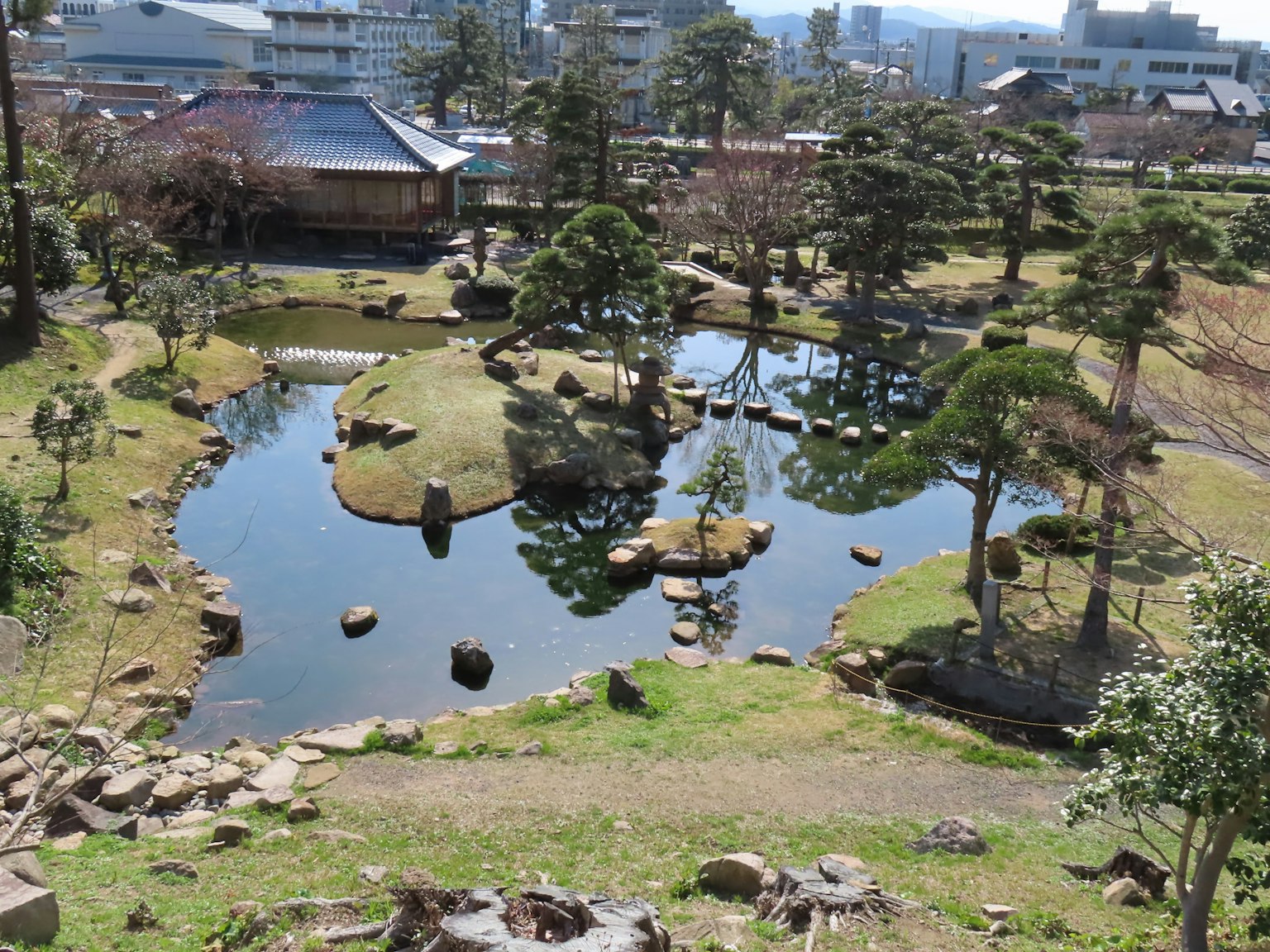 Ruhiger Blick auf einen japanischen Garten mit Teich und Steinen