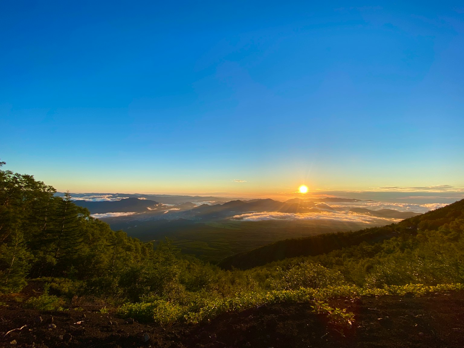 Schöne Berglandschaft mit Sonnenaufgang