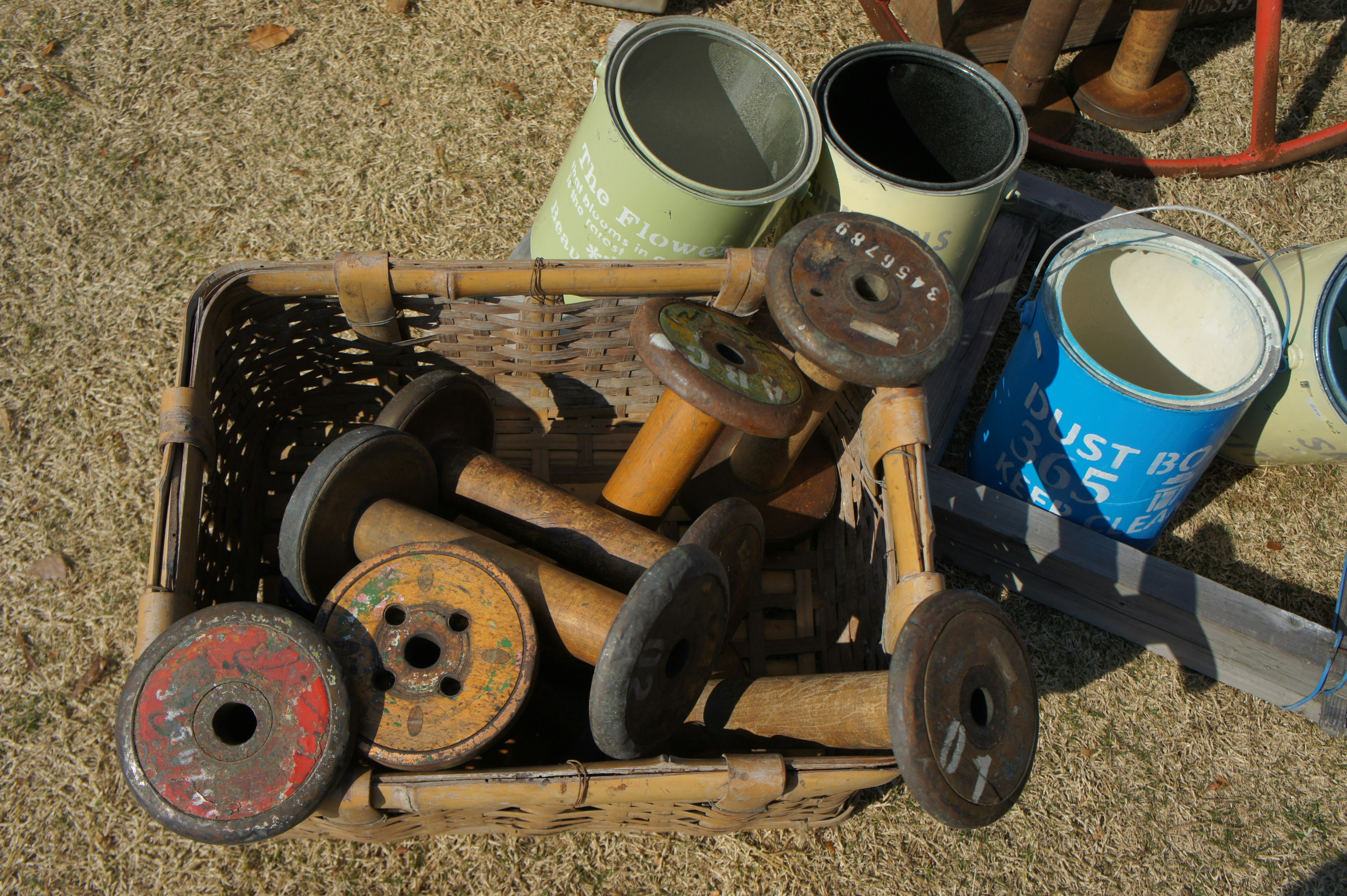 Pièces de vélo anciennes et outils disposés sur un sol de garage