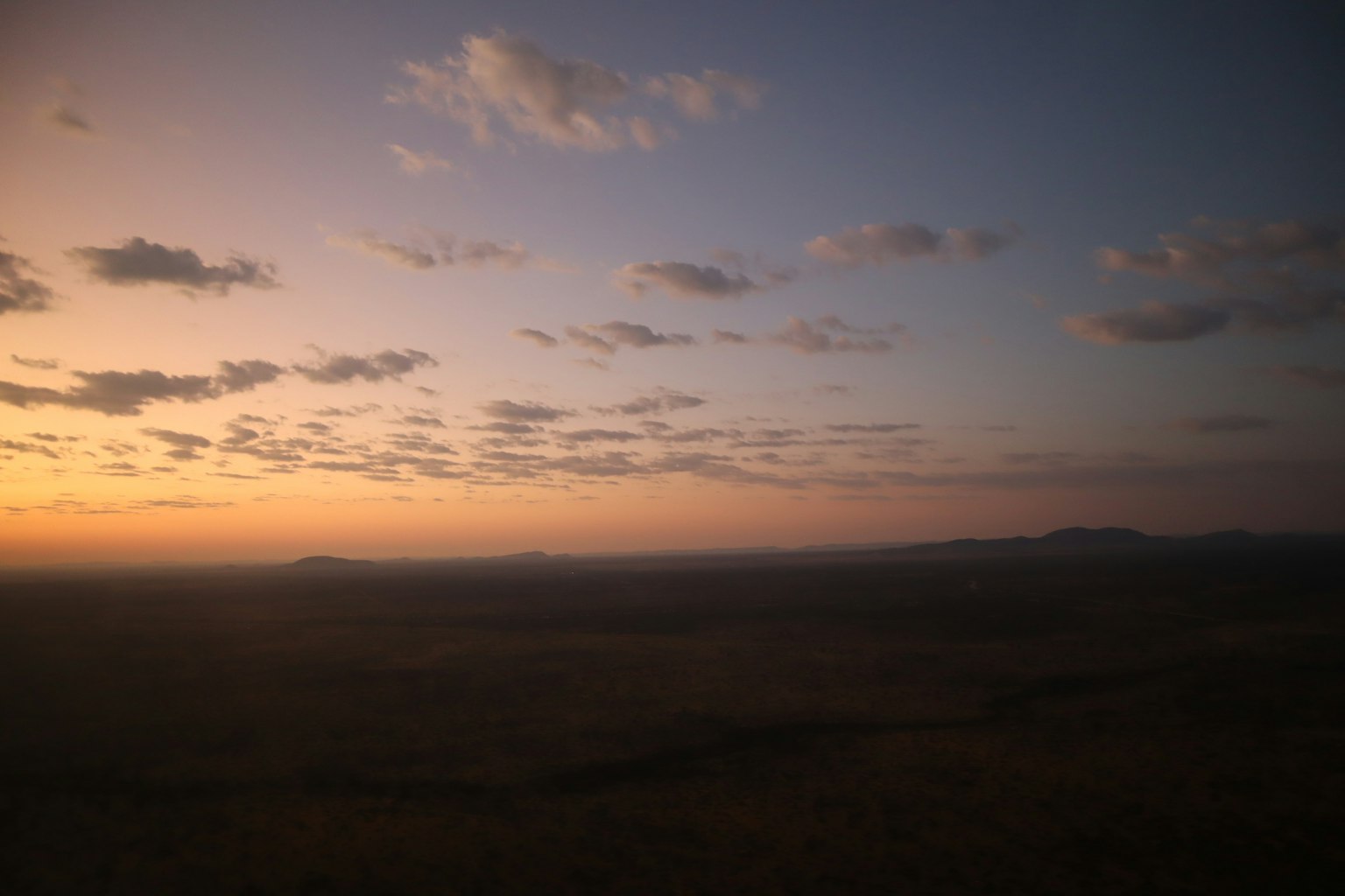 Paysage avec ciel de coucher de soleil et terrain vaste