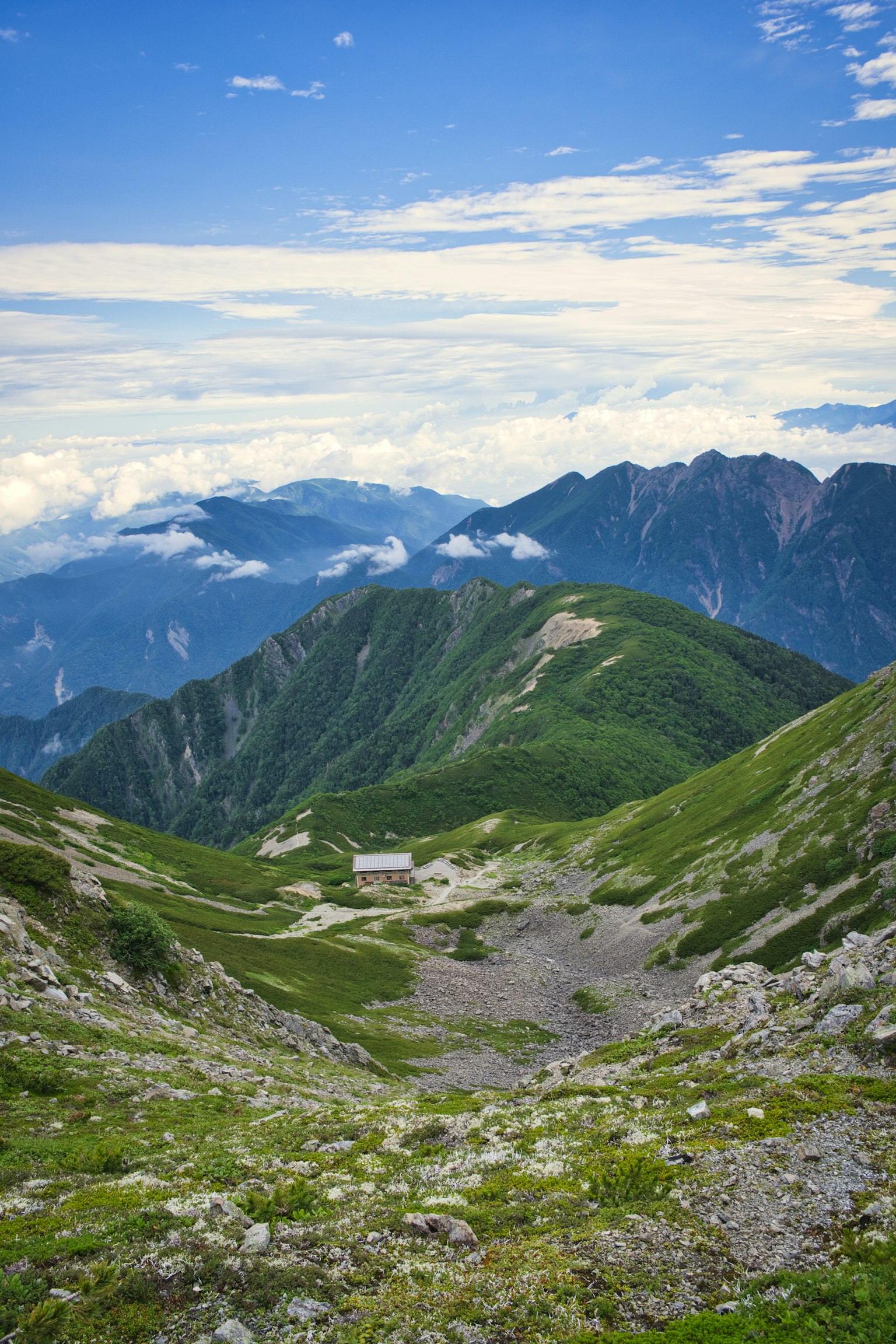 美丽的山景和蓝天 绿色丘陵和遥远的山峰