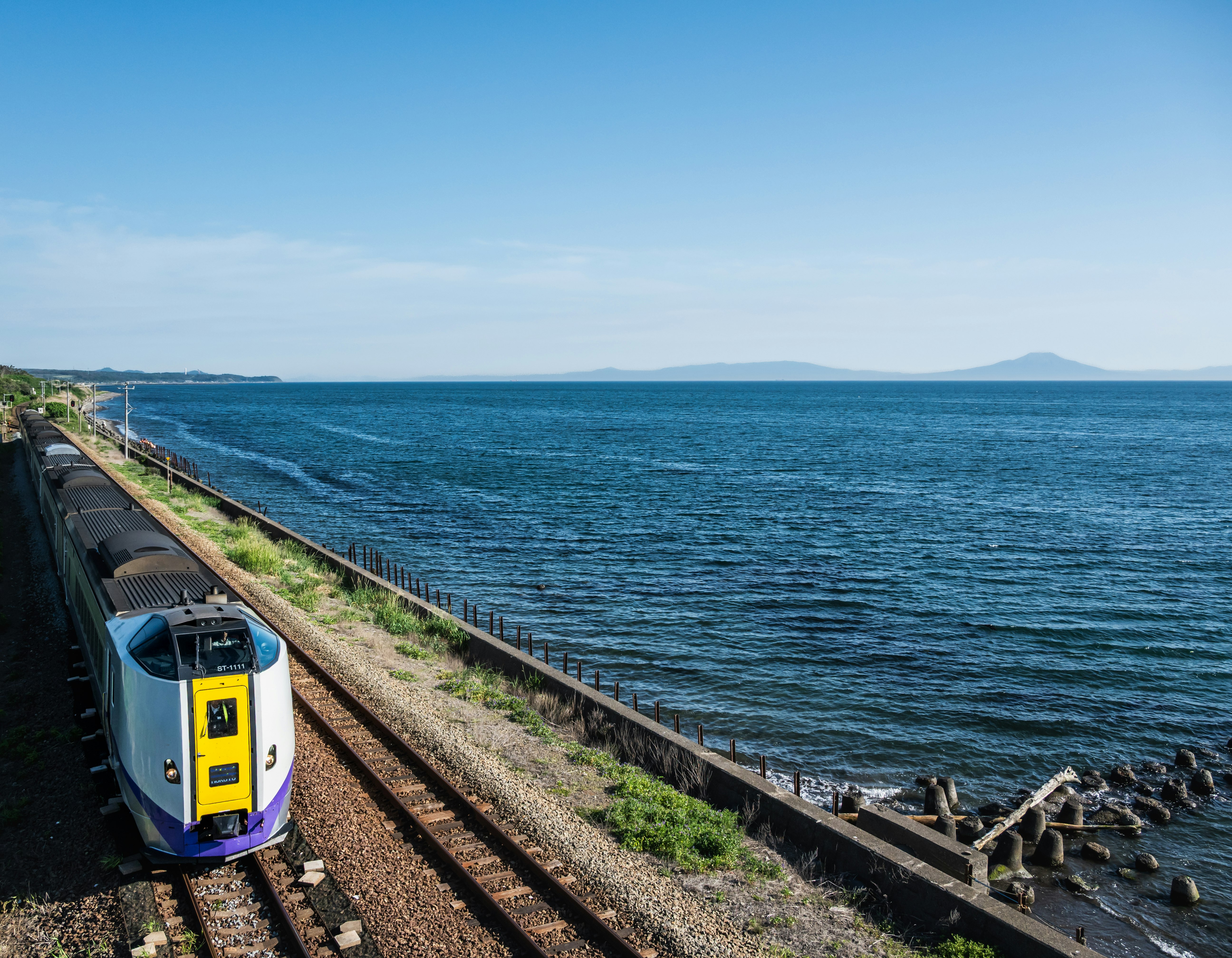 海沿いを走る北海道伊達市・北舟岡駅の特急列車