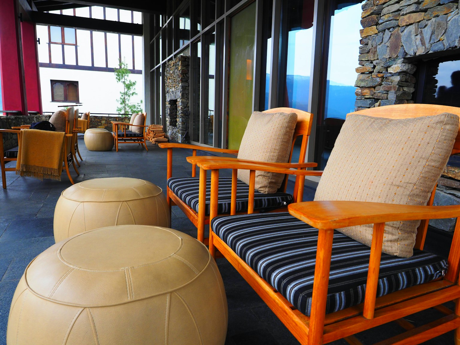 Espace de salon moderne avec des chaises en bois orange et des coussins rayés