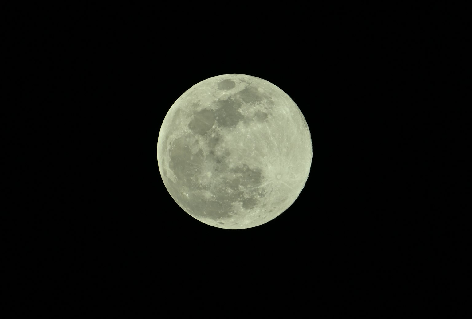 Una hermosa imagen de una luna llena sobre un fondo oscuro