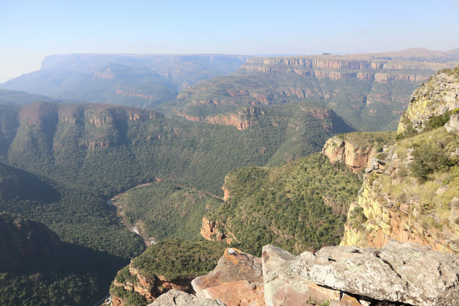 Vista mozzafiato di un canyon vegetazione lussureggiante e formazioni rocciose