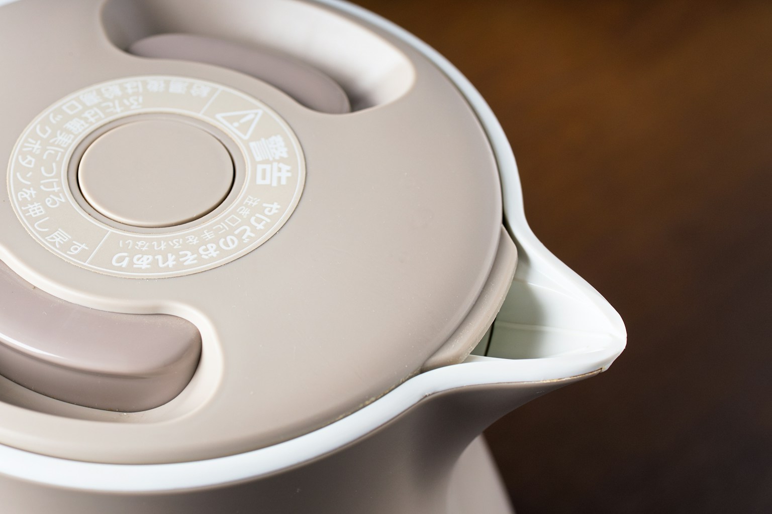 Vista dall'alto di una teiera beige e bianca