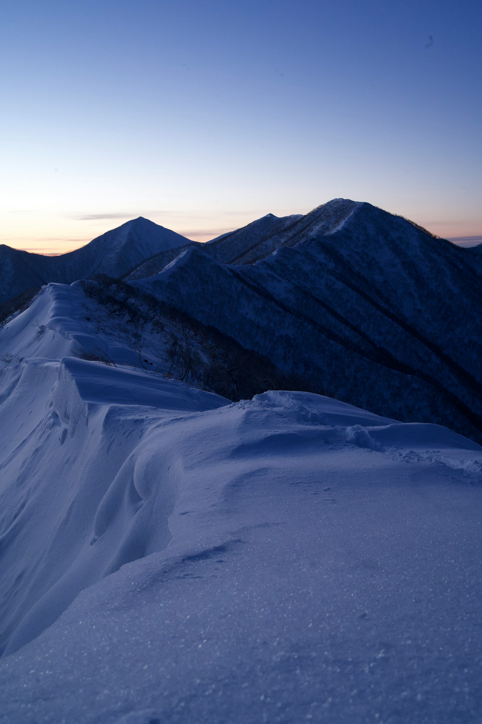 黄昏天空下的雪山