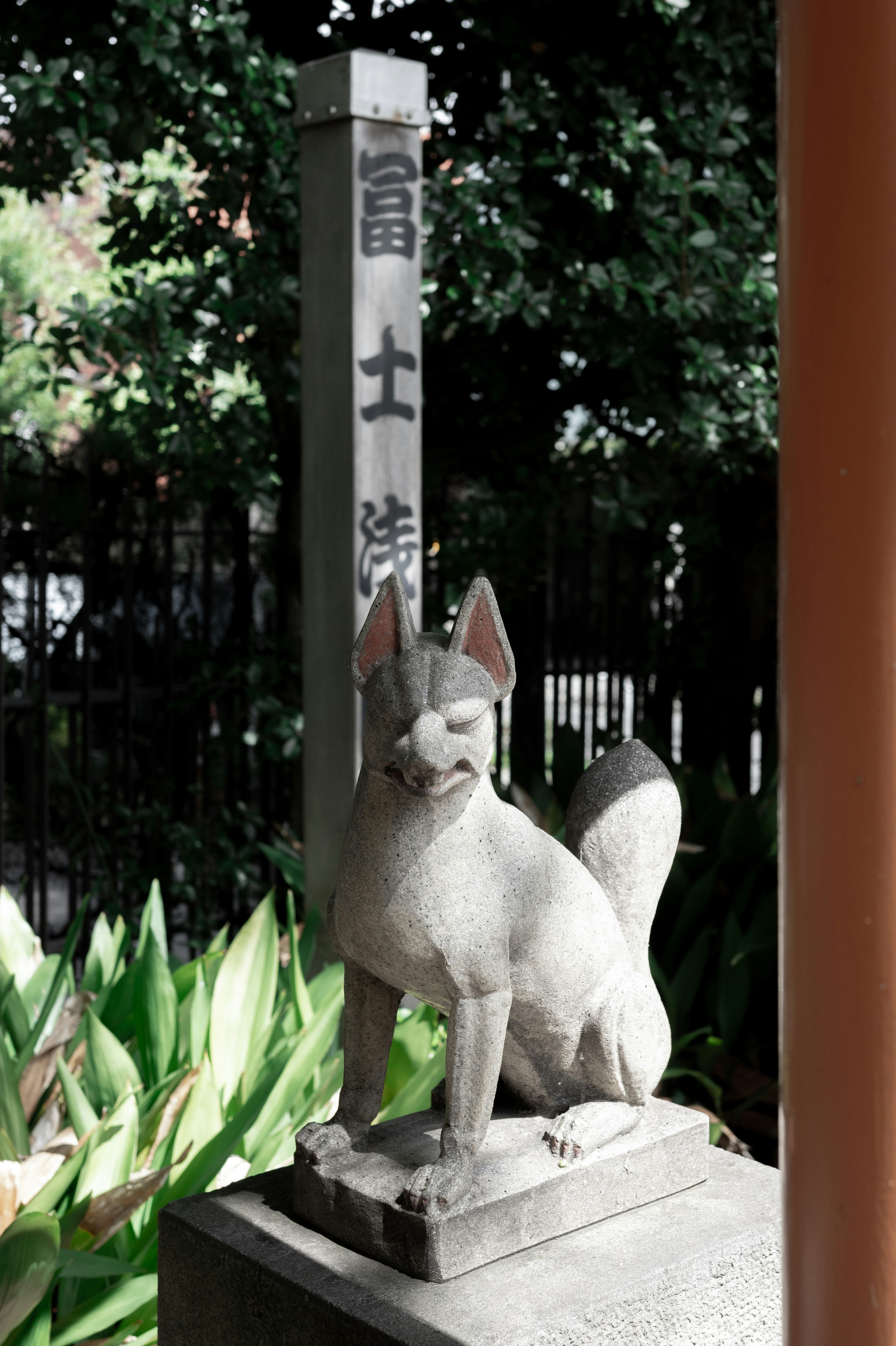 石狛犬守護獸立於神社入口