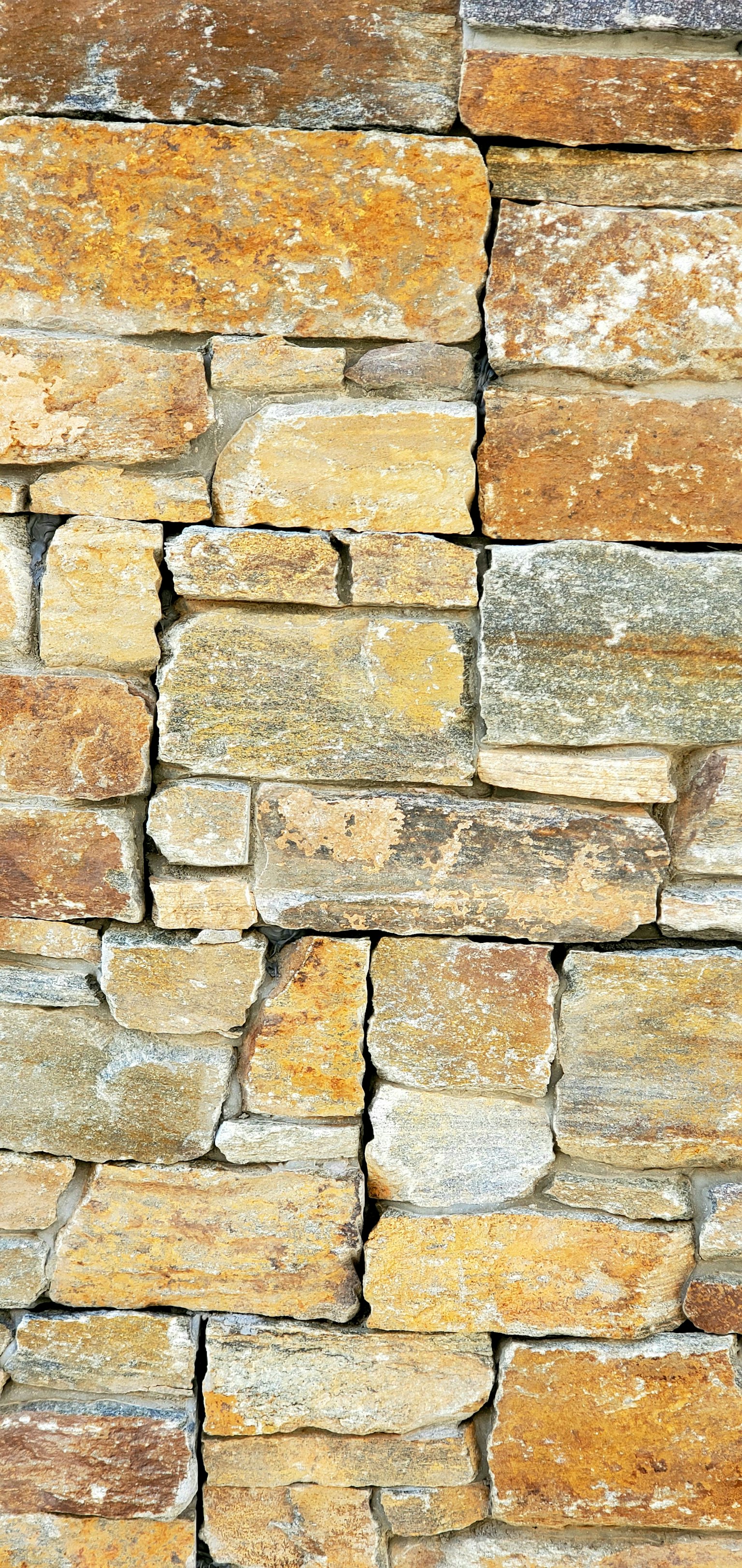 Patrón de una pared hecha de piedra natural