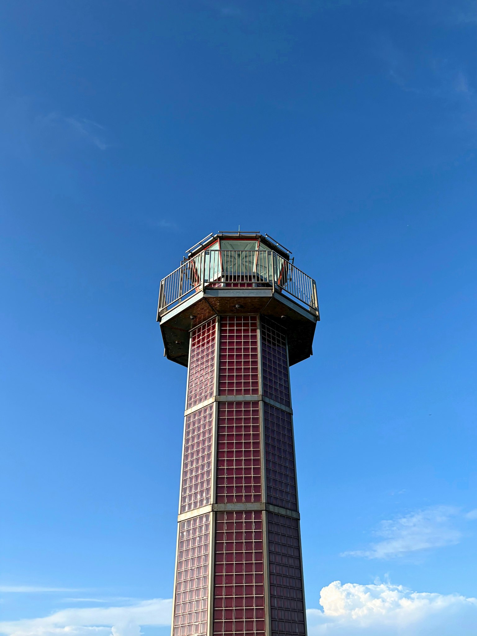 Torre di osservazione rossa sotto un cielo blu chiaro