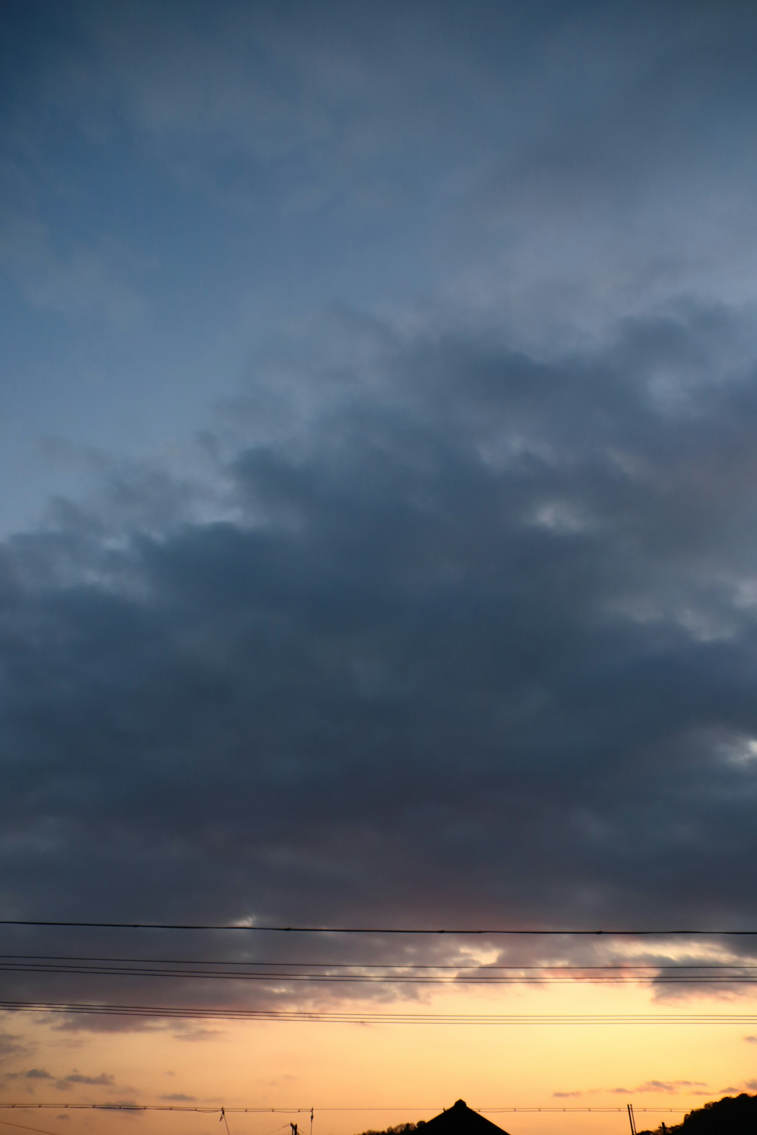 Cielo con nuvole al tramonto e silhouette di una montagna