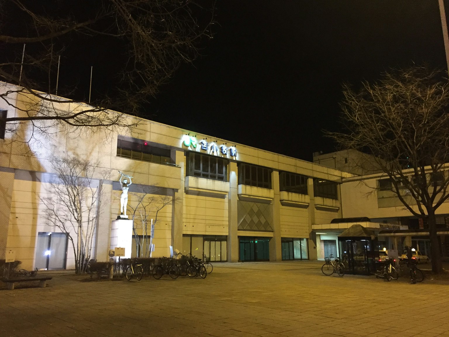 Exterior de un edificio moderno por la noche con señalización brillante