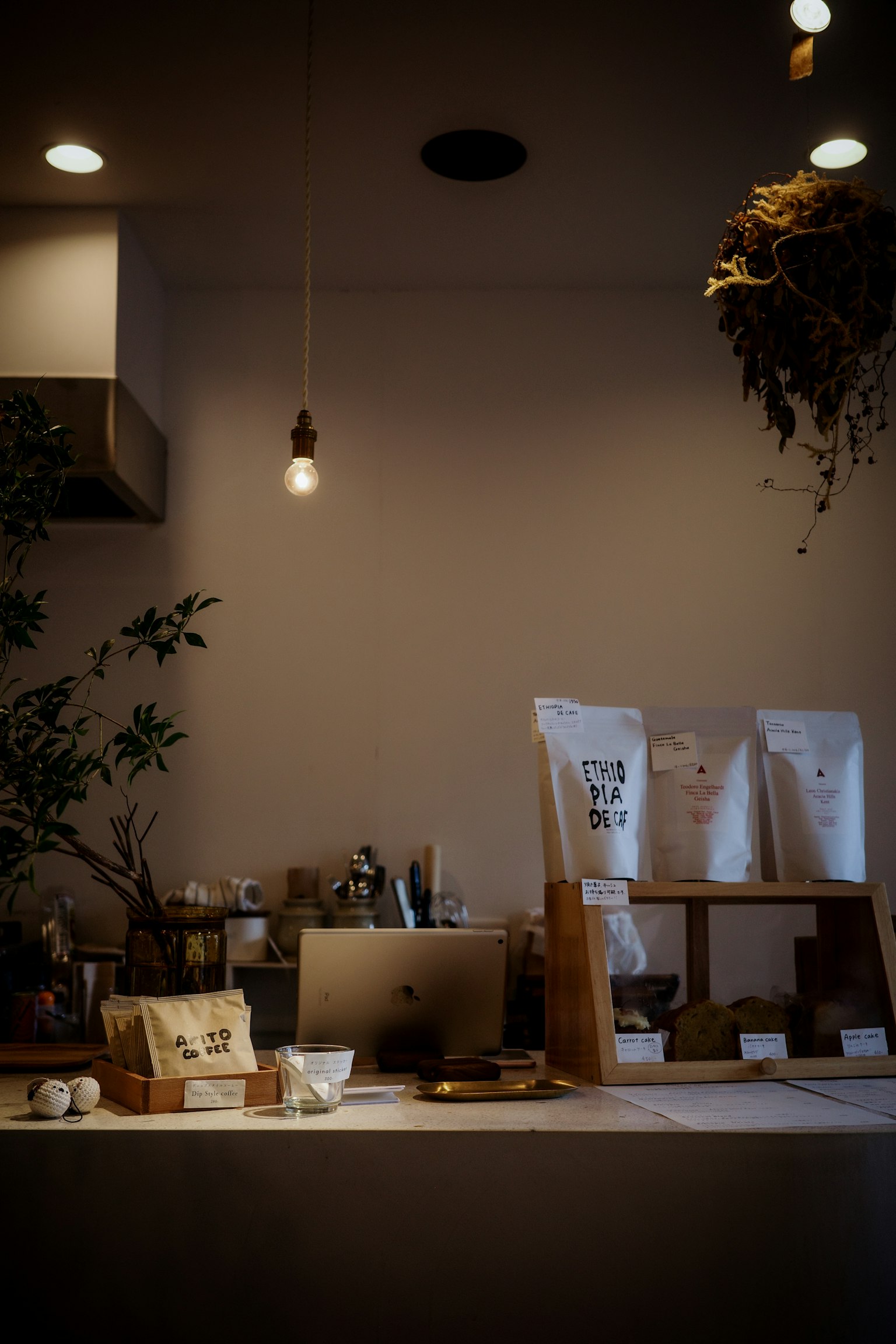 Intérieur d'un café chaleureux avec un comptoir et un présentoir de produits