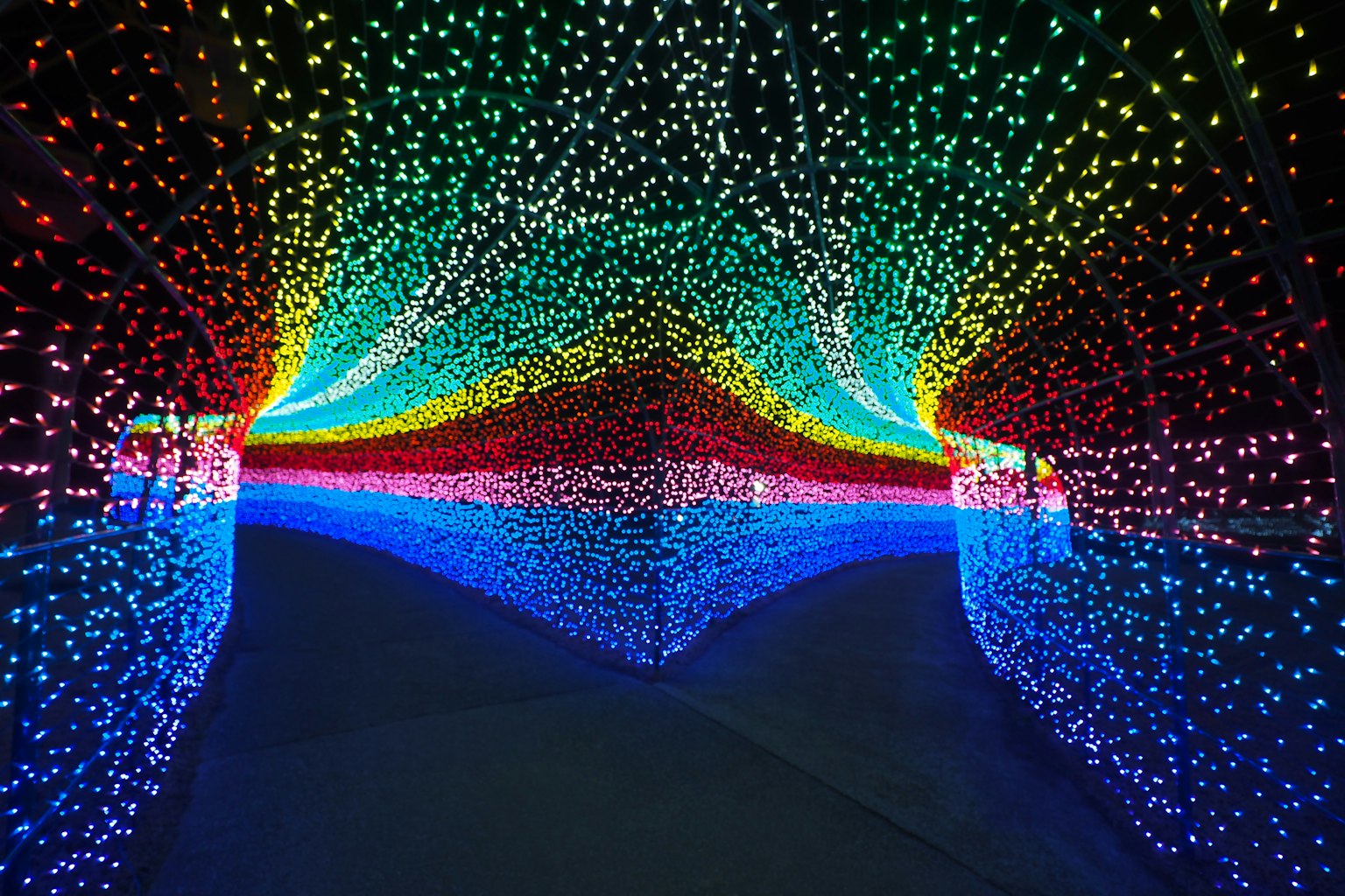 ทิวทัศน์ที่สวยงามพร้อมอุโมงค์ไฟที่มีสีสัน