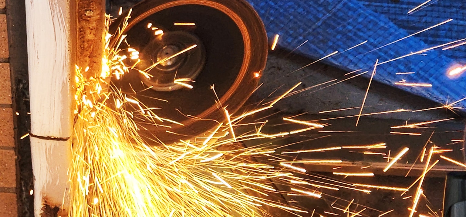 ฉากประกายไฟระหว่างการทำงานโลหะ